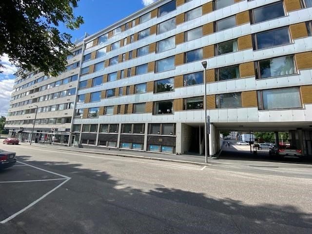 Kirkkopuiston laidalla siistikuntoinen toimistotila. Tilavat huoneet, erillinen suihkutila ja wc. Läpitalon. Sijainti katutasosta puolikerrosta alas. Oma käynti, jossa lukollinen portti. Helppo löytää paikalle: täsmälleen kirkon pääsisäänkäyntiä vastapäätä. Heti vapaa! Sovi esittely