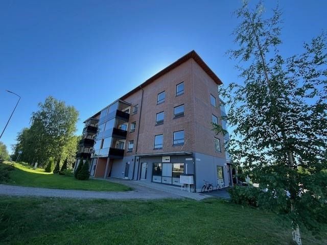 Nyt tarjolla Korpilahden ydinkeskustasta, v. 2014 valmistuneen kerrostalon katutasosta liiketila. Tiilaan tehty kolme erillistä työhuonetta. Lisäksi minikeittiö, suihkullinen wc. Tilaan on kaksi sisäänkäyntiä. Oma huoneistokohtainen ilmanvaihto ja lisänä viilennys ilmalämpöpumpulla. Vapautuu sopimuk...