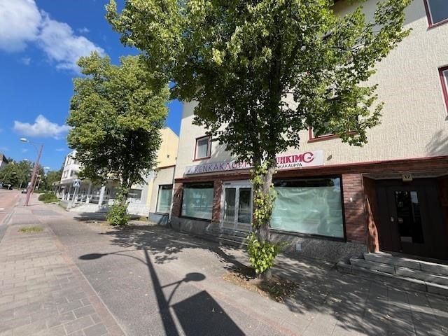 Äänekosken keskustassa tilava katutason liiketila, jossa myymälätilaa, toimisto ja wc. Tavaran toimitukseen lastauslaituri. Tilaan liitettävissä varastotila kellarikerroksesta (139m2), johon käynti pihalta ja itse liiketilasta. Ko. varasto myös vuokrattavissa erikseen 450 €/kk. Varasto on heti vapaa...