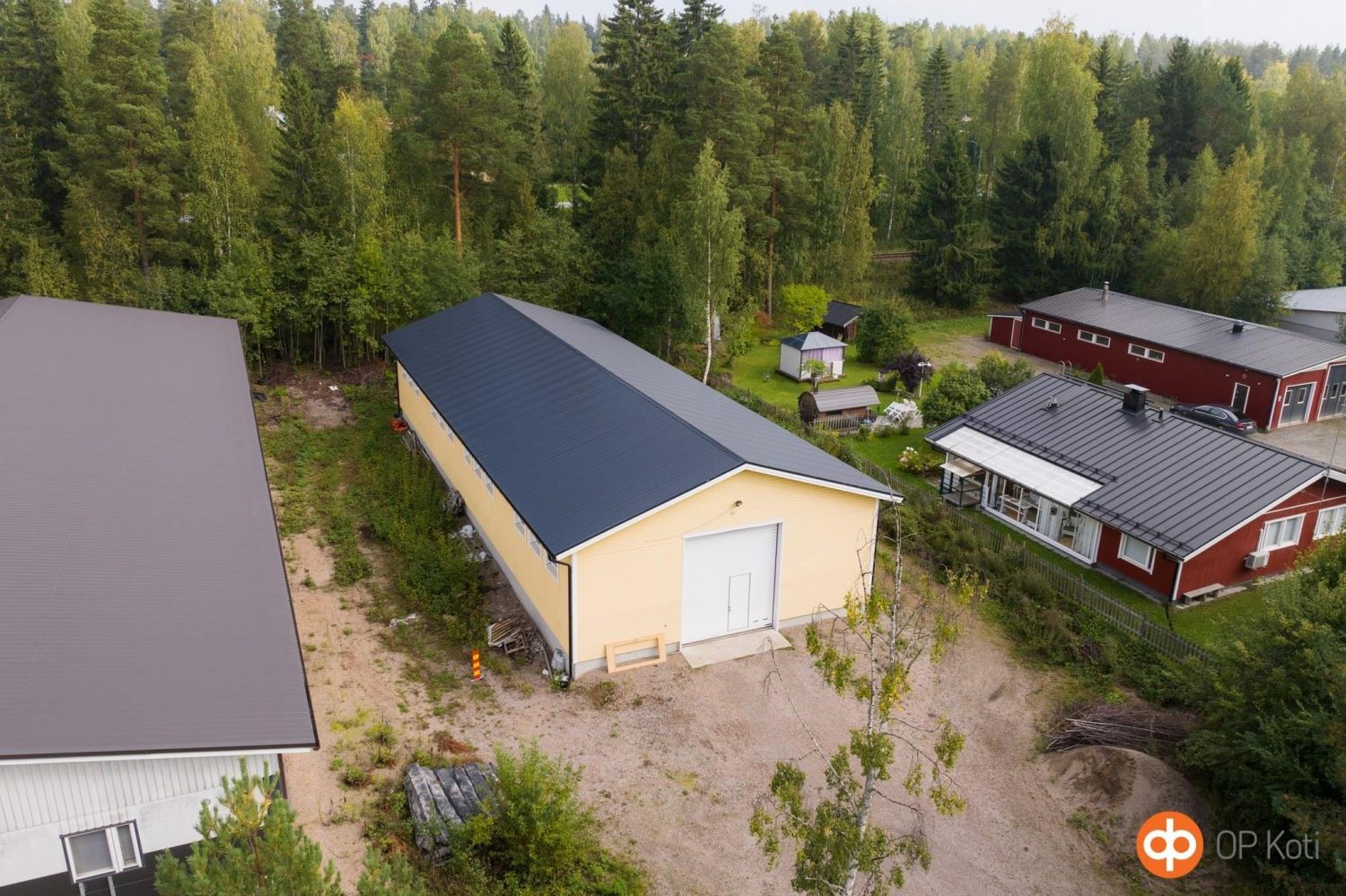 Äänekosken Teollisuuskadulla v. 2012 valmistunut teollisuushalli. Yhtenäistä hallitilaa, wc. (ulkomitat 30,4 x 11m) Edullinen maalämpö lattialämmityksellä. Varustuksena nosto-ovi (3,6 x4,1m), lattiakaivo, voimavirta.  Oma 1246 m2 tontti. Rakennusoikeus e=0,5. Myydään tai vuokrataan. Vapautuu nopeas...