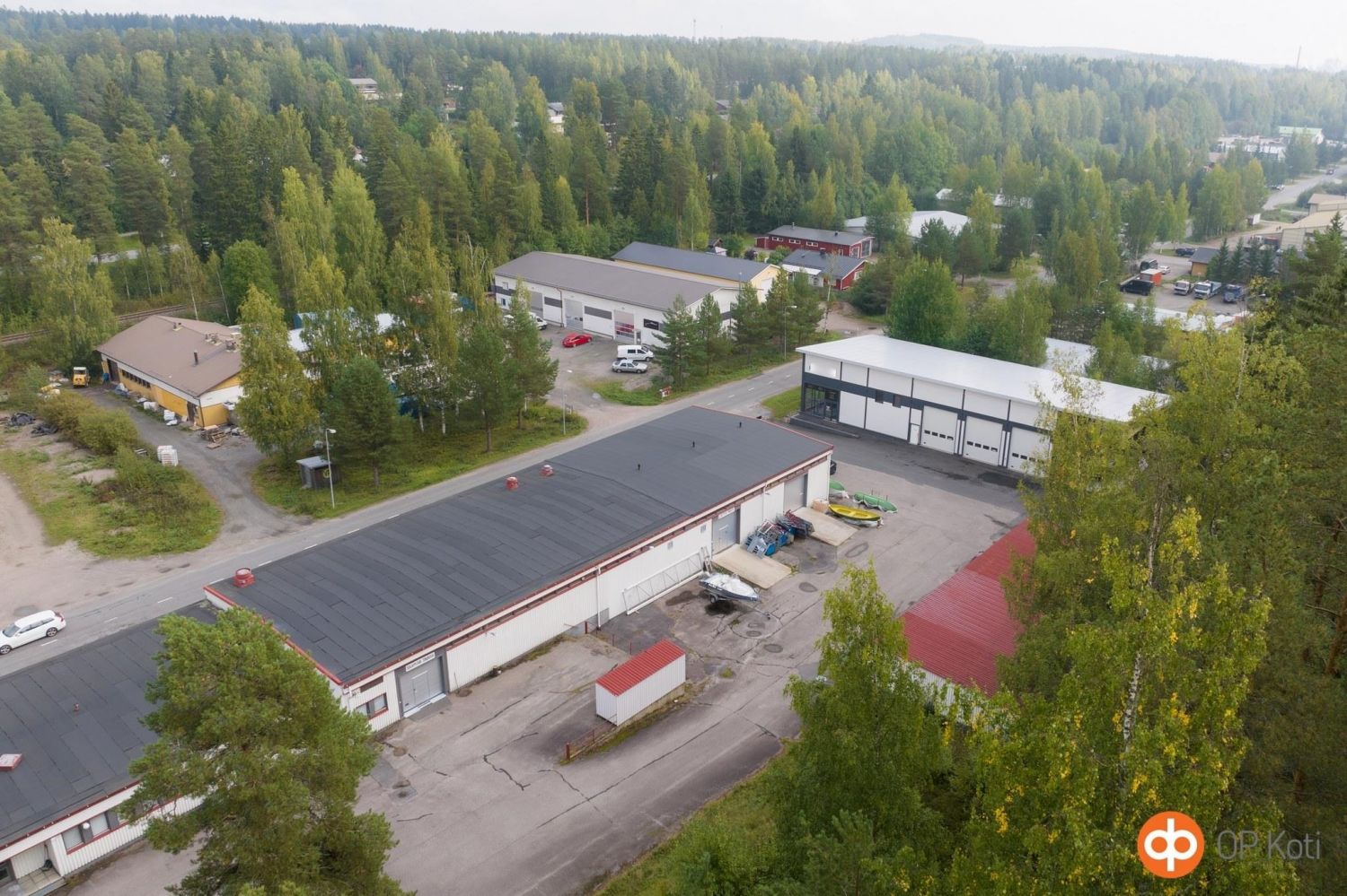 Tarkistettuun hintaan Teollisuuskadulla myytävänä toimiva ja monipuolinen kiinteistökokonaisuus. Ns.Teletalon nimellä tunnettu toimitilarakennus (v.1978) on pinta-alaltaan n. 1200 m2 ja käsittää varastohallin 115m2 (kork. palkkiin n.4m), keskivarasto n. 150 m2 ja päädyssä n.150+300 m2 hallitilat (vk...