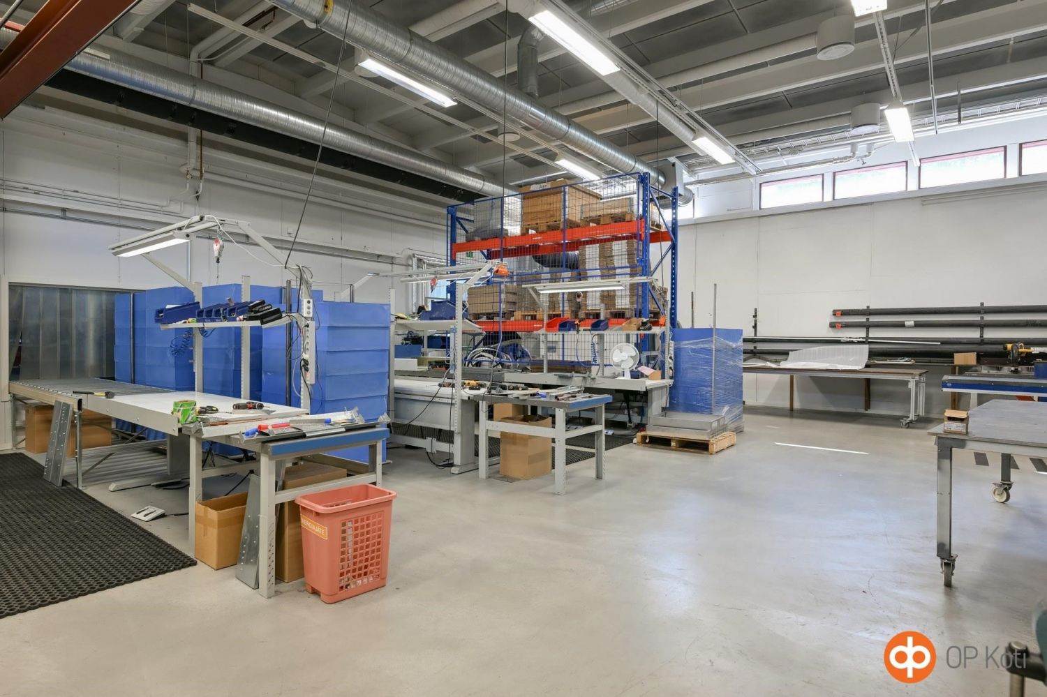 toimitilarakennus työtilaa