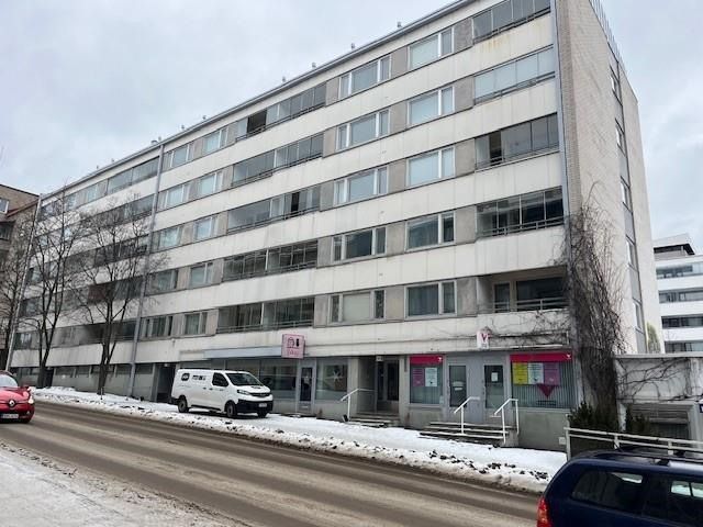 Vuokrattavana yliopiston läheisyydestä katutason liiketila 142 m2 ja siihen kuuluva kellarivarasto. Tilassa on valmistuskeittiö (ei koneita), hormi, rasvasäiliö. Tilassa keittiön lisäksi ravintolasali/liiketila, asiakas wc.t. Sovi esittely!