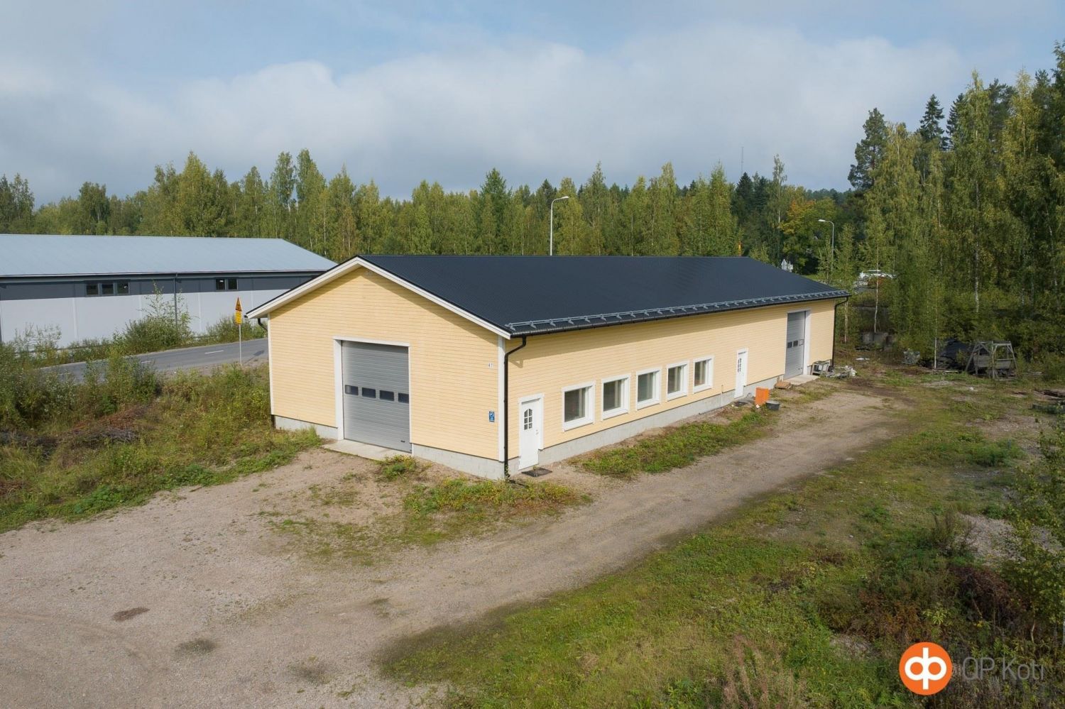 Kulmatontilla Teollisuuskadulla v. 2012 rakennettu puu/betoni runkoinen teollisuushalli. Yhtenäistä hallitilaa, nosto-ovet päädyssä ja sivussa, joten mahdollista tarvittaessa jakaa. Rakennuksen takapäädyssä toimistotila ja wc. Edullinen maalämpö lattialämmityksenä. Oma tontti 1679 m2. Myös vuokrausm...