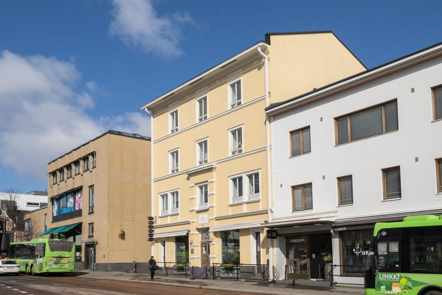 Ydinkeskustassa, yhdessä ehkä kaupungin kauneimmista rakennuksista, siinä missä Figaro ravintolakin on, ylimmän 4. kerroksen läpitalon toimistotila. Tilava neuvotteluhuone, 2 erillistä toimistoa, huone minikeittiöllä, wc. Vapautuu sopimuksen mukaan.
