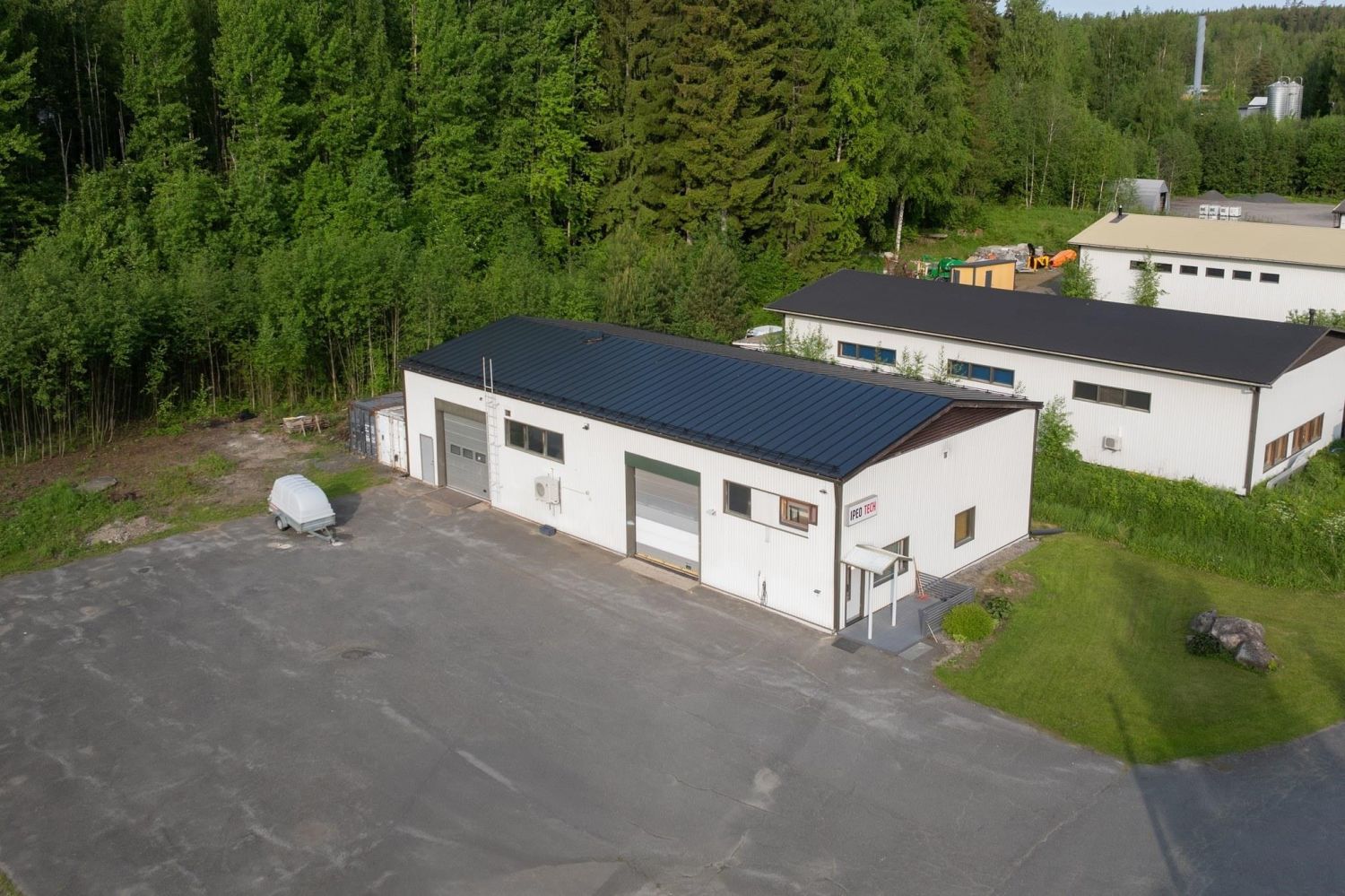 Muuramen teollisuuskylässä v. 1985 rakennettu siistikuntoinen ja ryhdikäs teollisuushalli. Rakennuksessa on yhtenäistä hallitilaa (halliin tehty myös erillinen neuvotteluhuone). Päädyssä katutasossa keittiö-/taukotila sekä saunatilat. Päätyyn, toiseen kerrokseen on tehty lisäksi kolme toimistohuonet...