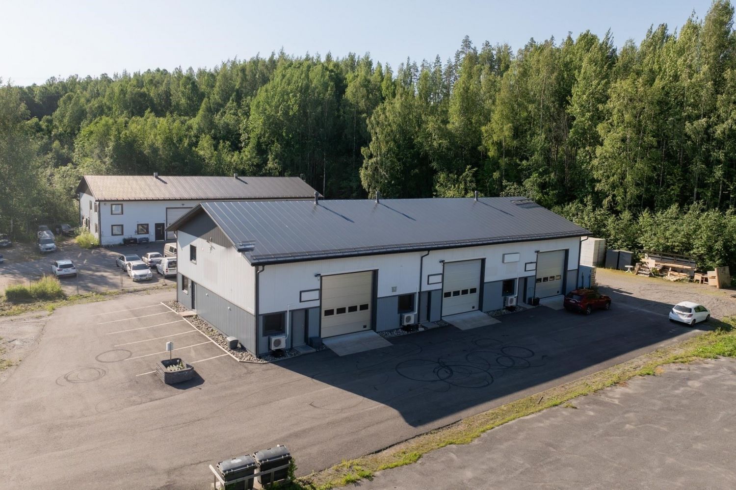 Muuramen Ratastiellä myytävänä kiinteistöyhtiön koko osakekanta ja myös vuokrattavana juuri pintaremontoitu teollisuushalli, jossa kolme erillistä halliosiota (n. 120, 140 ja 140 m2) sekä toisessa kerroksessa n. 110 m2 toimisto-/neuvottelu-,sos/saunatilat. Rakennuksen kerrosala n. 590 m2. Kussakin h...