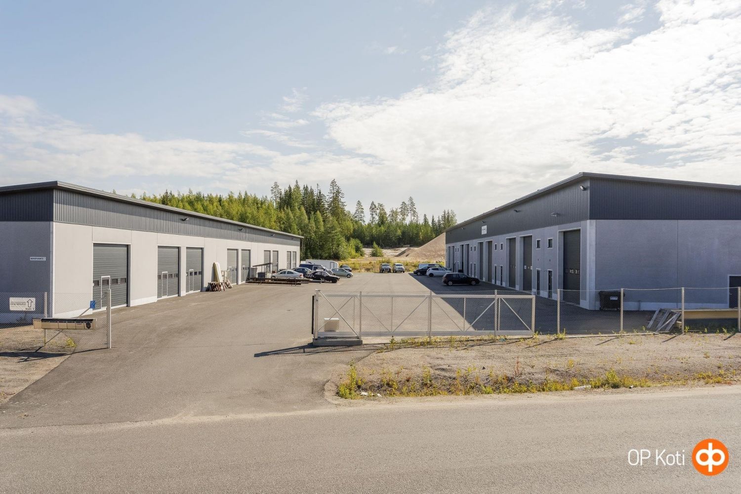 Vuokrataan hallitila v. 2015 valmistuneesta kiinteistöstä. Lämmin yhtenäinen 5,5m korkea hallitila 105 m2, jossa lattiakaivo, nosto-ovi, voimavirta, wc.  Samaan vuokrattavaan pakettiin sis. erillinen 65 m2 kylmä halli vastapäisestä hallirakennuksesta. Vuokra yht. 1300 €/kk+alv. Lisäksi vesi, sähkö j...