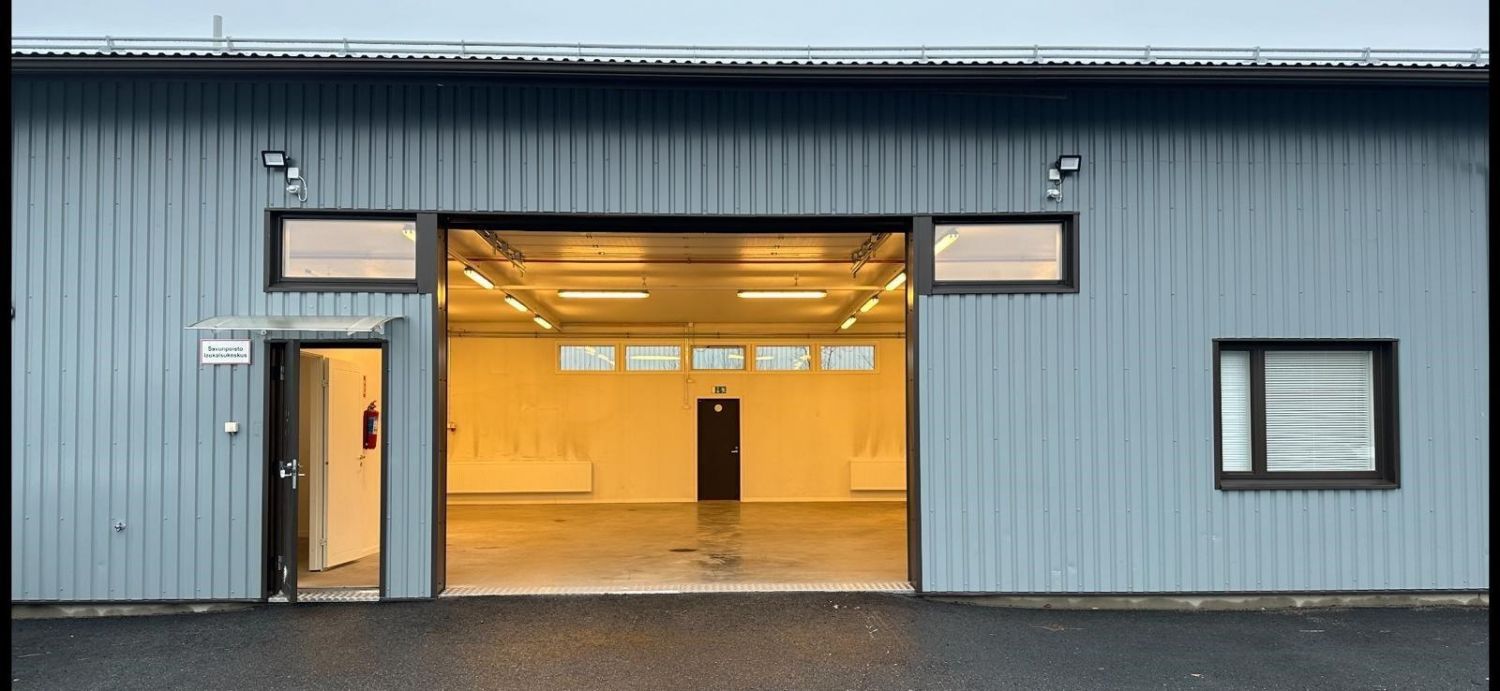 Heinämäestä Helmintieltä vapautumassa hyväkuntoinen hallitila, jossa yhtenäistä hallitilaa, erillinen toimisto ja wc. Varustuksena nosto-ovi, voimavirta, lattiakaivo. Lämpö sis vuokraan. Alviton tila.