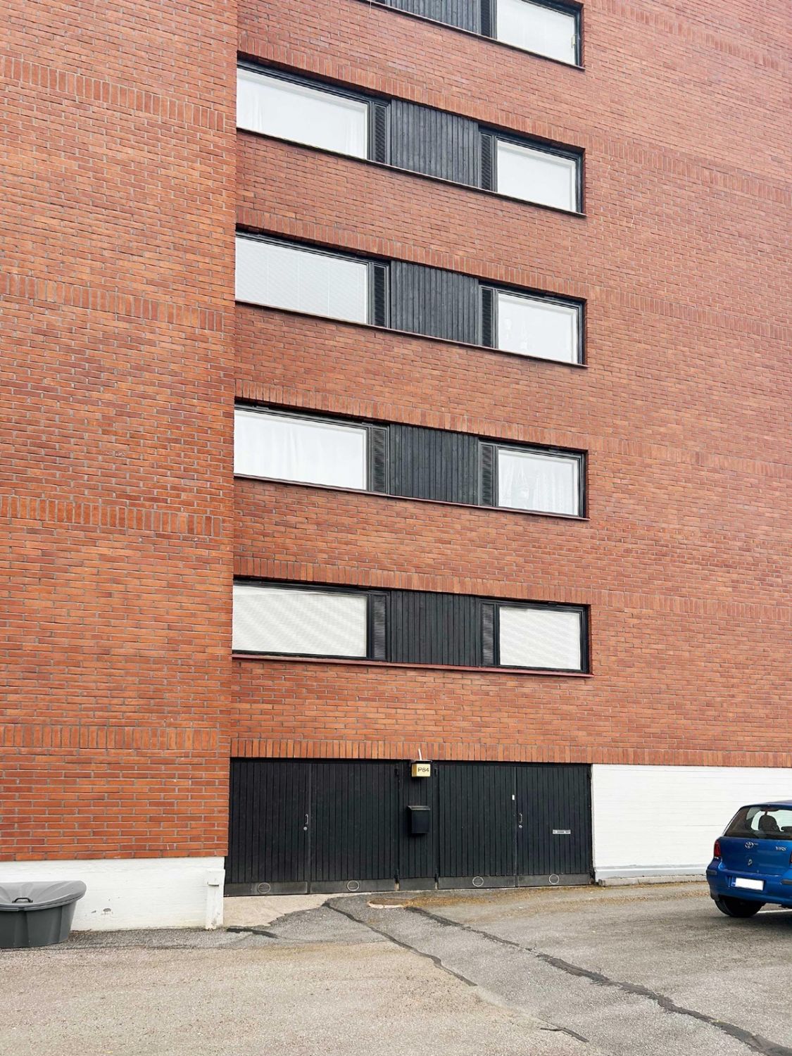 Aatoksenkadulla tilava ja toimiva katutason työ-/varastotila, jossa kahdet pariovet. Kaksi vierekkäistä tilaa yhdistetty. Tilassa wc. Vapautuu omistajalta sopimuksen mukaan. Alviton tila.