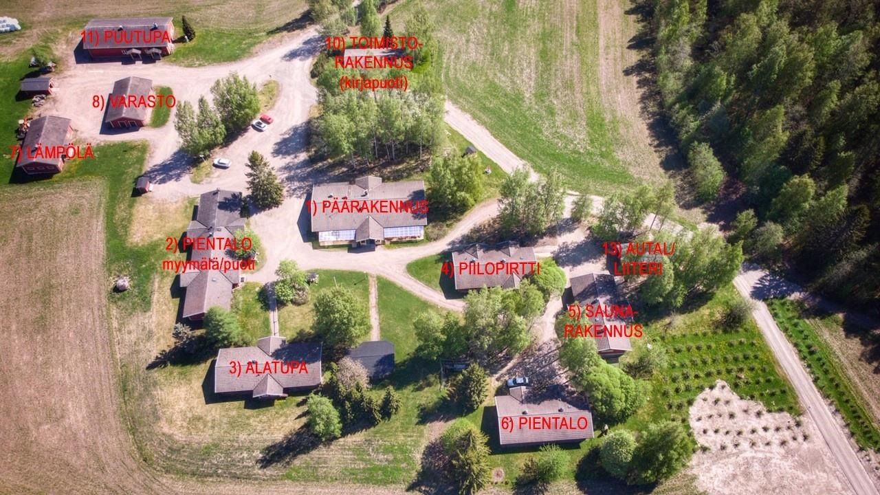 Laukaan Kuhankoskella myytävänä kiinteistökokonaisuus, joka ollut pitkään työkeskuskäytössä, nyt toiminta on loppunut. Tilakokonaisuus koostuu kaikkiaan 14 rakennuksesta, jotka pääosin on rakennettu 1980-luvulla. Rakennukset ovat yksitasoisia ja puurakenteisia, lämmityksenä sähkö.Rakennuksissa on ...