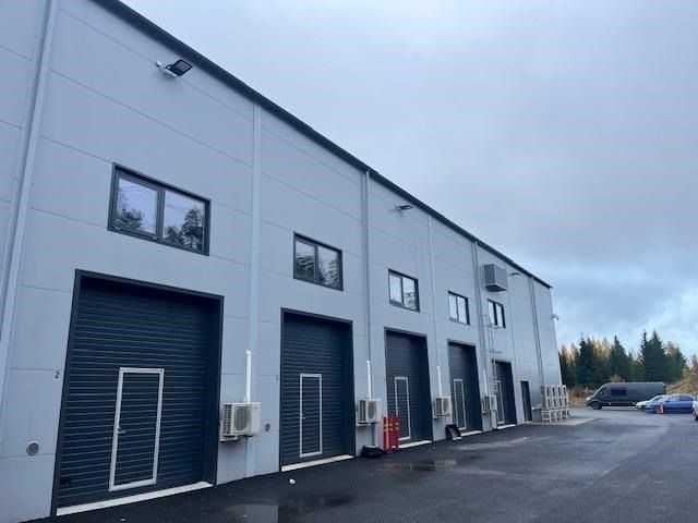 Seppälänkankaalla v. 2020 valmistunut varastohallitila. Tilan mitat on 8,1x4,9m ja vapaa korkeus 6,3 m. Nosto-ovi käyntiovella, kovapinnoitelattia öljynerotuskaivolla,koneellinen poisto iv. Oma wc. Oma sähkön mittaus. Lämmitys ilmalämpöpumpulla. Vastike 97,50 €/kk (ko. tila ei ole alvillinen, mutta...