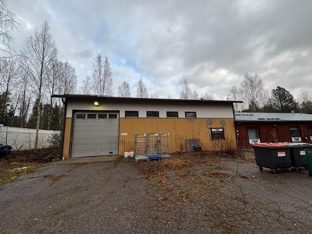Teollisuuskadulla omalla n. 2600 m2 tontilla hallirakennus, jossa hallitilaa n.205 m2 (väliseinällä jaettu kahteen tilaan), lisäksi matalampaa toimisto- ja sos.tilaa sekä erillinen asunto (arviolta n. 70 m2) Oh,k,2mh,s,ph,apuk. Rakennus on valmistunut alunperin 1984 ja laajennettu hallin osalta 1987...