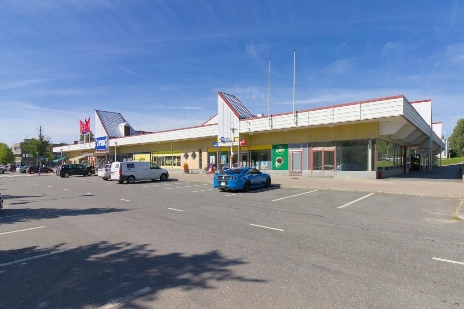 212 m2 toimistotilaa ostokeskuksen yläkerrassa torin reunalla. Käytävän varrella on eri kokoisia kattoikkunalla varustettuja huoneita jotka ovat vuokrattavissa myös yksittäin, tilava keittiö ja sosiaalitilat suihkuineen.