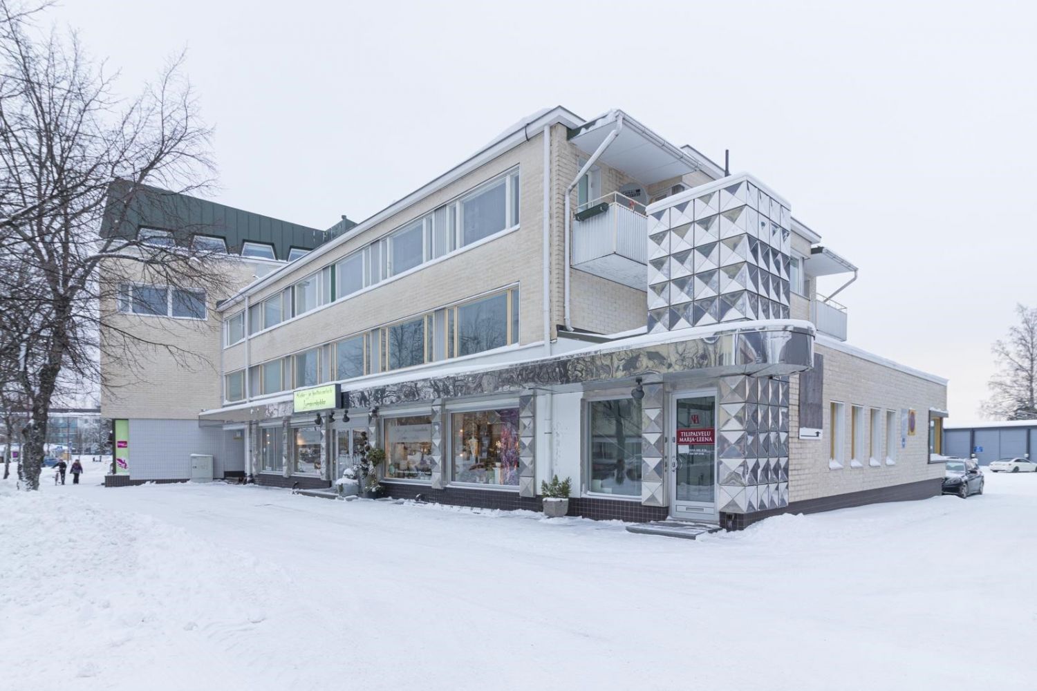 Näppärä ja toimiva tila moneen käyttöön aivan ydinkeskustassa liiketalon toisessa kerroksessa. Oma sisäänkäynti katutasosta. Tila on vuokrattavissa heti, kysy lisää välittäjältä!