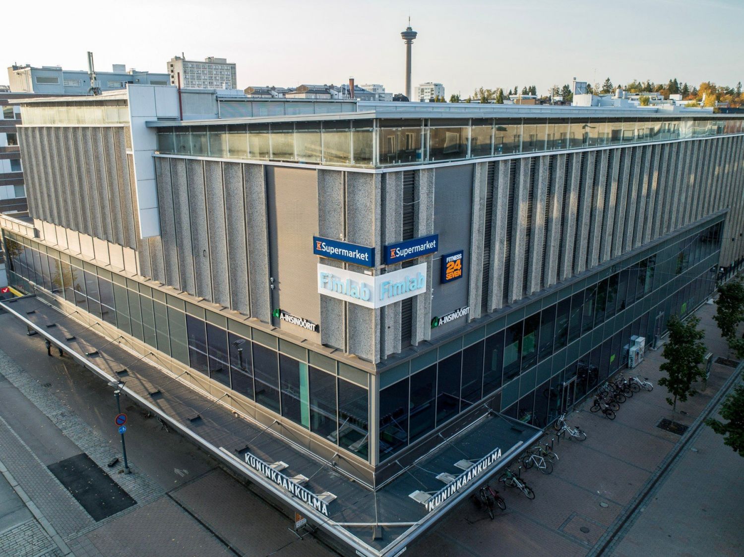 Katutason omalla sisäänkäynnillä oleva liiketila (93 m2) sijaitsee Kuninkaankulman liikekeskuksessa apteekin ja K-Superm...