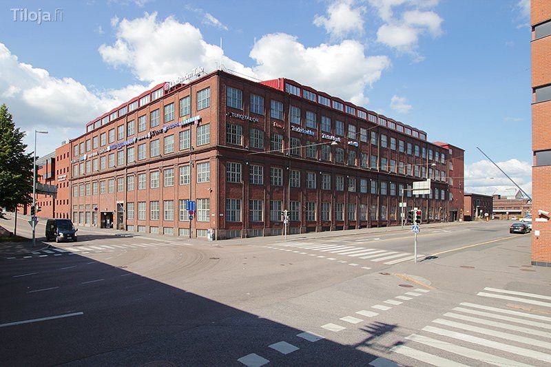 Vuokrattavana korkea ja avara toimistotila ( 116 m2). 3.kerroksessa siijatseva toimistossa on avotilan lisäksi yksi huon...