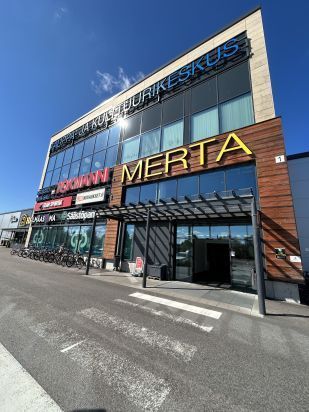 Vapautumassa kiinteistön katutasossa sijaitseva 756,5m2 liiketila. Näyteikkunat ja sisäänkäynnit sekä ulos että kauppakeskuksen sisäpuolelle.Kauppakeskus Kalajoen Merta sijaitsee aivan Kalajoen kaupungin keskustasta, parhaalla liikepaikalla, valtatie 8 varressa. Noin 11 000 m2 kokoiseen rakennukse...