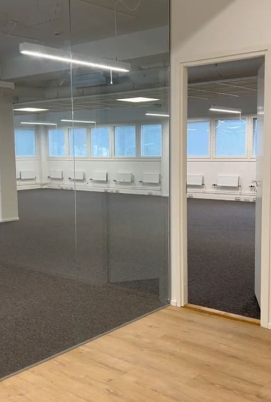 Lasiseinällä erotettu huone