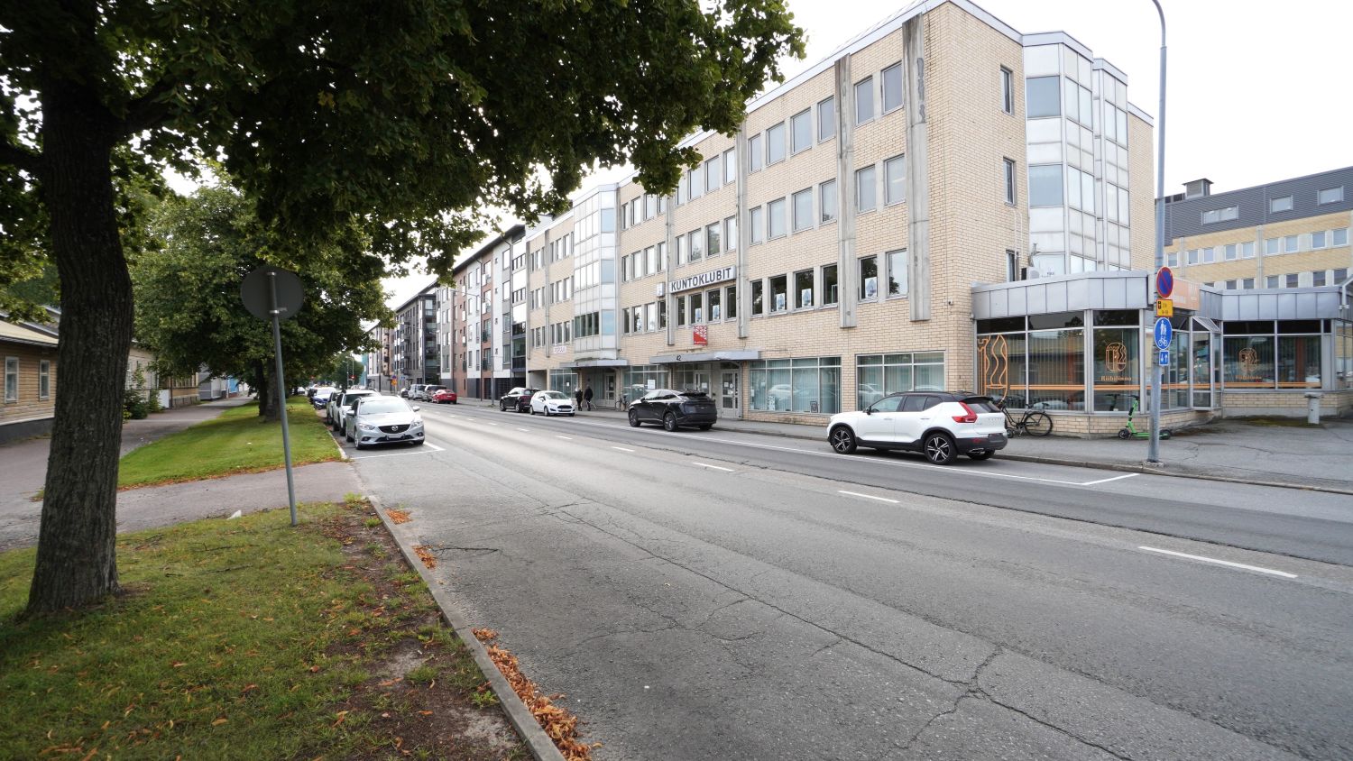 Valoisa ja muunneltava toimistokokonaisuus Porin keskustassa!Itsenäisyydenkatu 42 on tarjolla koko kerroksen kattava 588 m² toimistohuoneisto erinomaisella sijainnilla. Tila on mahdollista vuokrata kokonaisuutena tai jakaa kahdeksi erilliseksi kokonaisuudeksi vuokralaisen tarpeiden mukaan.Tilat ...