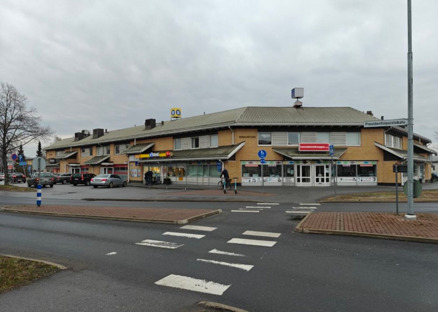 Tarjolla vuokrattavaksi monipuolinen liiketila, jonka koko on 427 m². Halutessasi voit vuokrata myös pienemmän osan, jolloin pinta-ala on 327–347 m². Tila sopii erinomaisesti monenlaiseen liiketoimintaan tai toimistokäyttöön.Sisäänkäynti rakennuksen kulmasta näyttävien tuplaovien kautta. Ikkunapi...