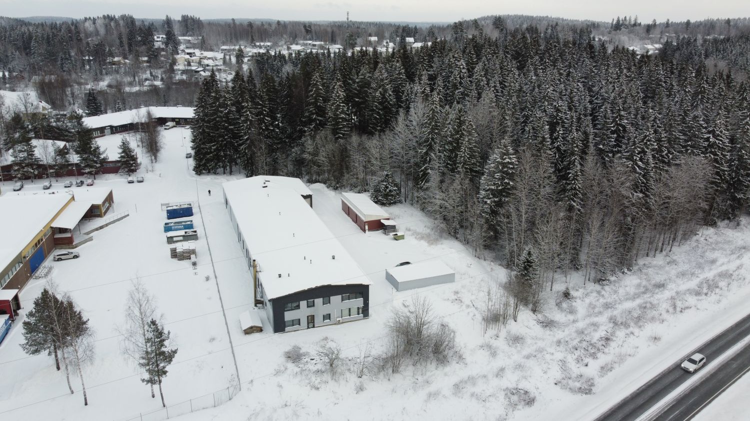 Lahden Metsämaan alueella on juuri vapautunut tuotantokäytöstä ollut  kiinteistö. Kokonaistila varastojen osalta on noin 982 m2. Tila voidaan jakaa usemmman käyttäjän kesken.   Päähalli 365 m2. Keskihalli 305 m2 ja talon päädyssä olevat kaksi 156m2 hallitilat, jotka voidaan vuokrata yhdessä tai erik...