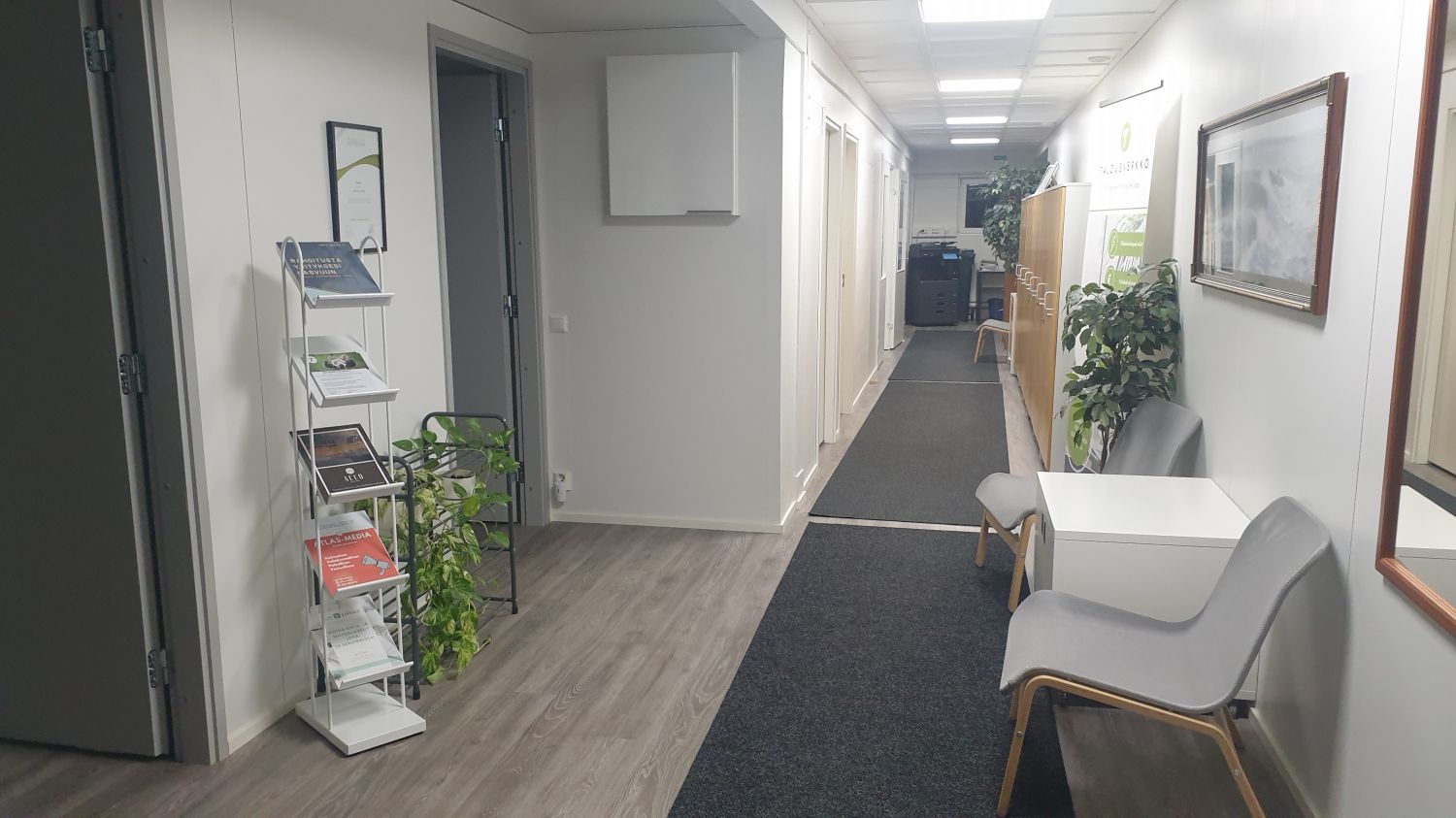 Valoisa 142 m²:n katutasossa oleva toimitila, jossa on kolme 12 m²:n ja kaksi 9 m²:n toimistohuonetta, yksi suurempi 20 ...