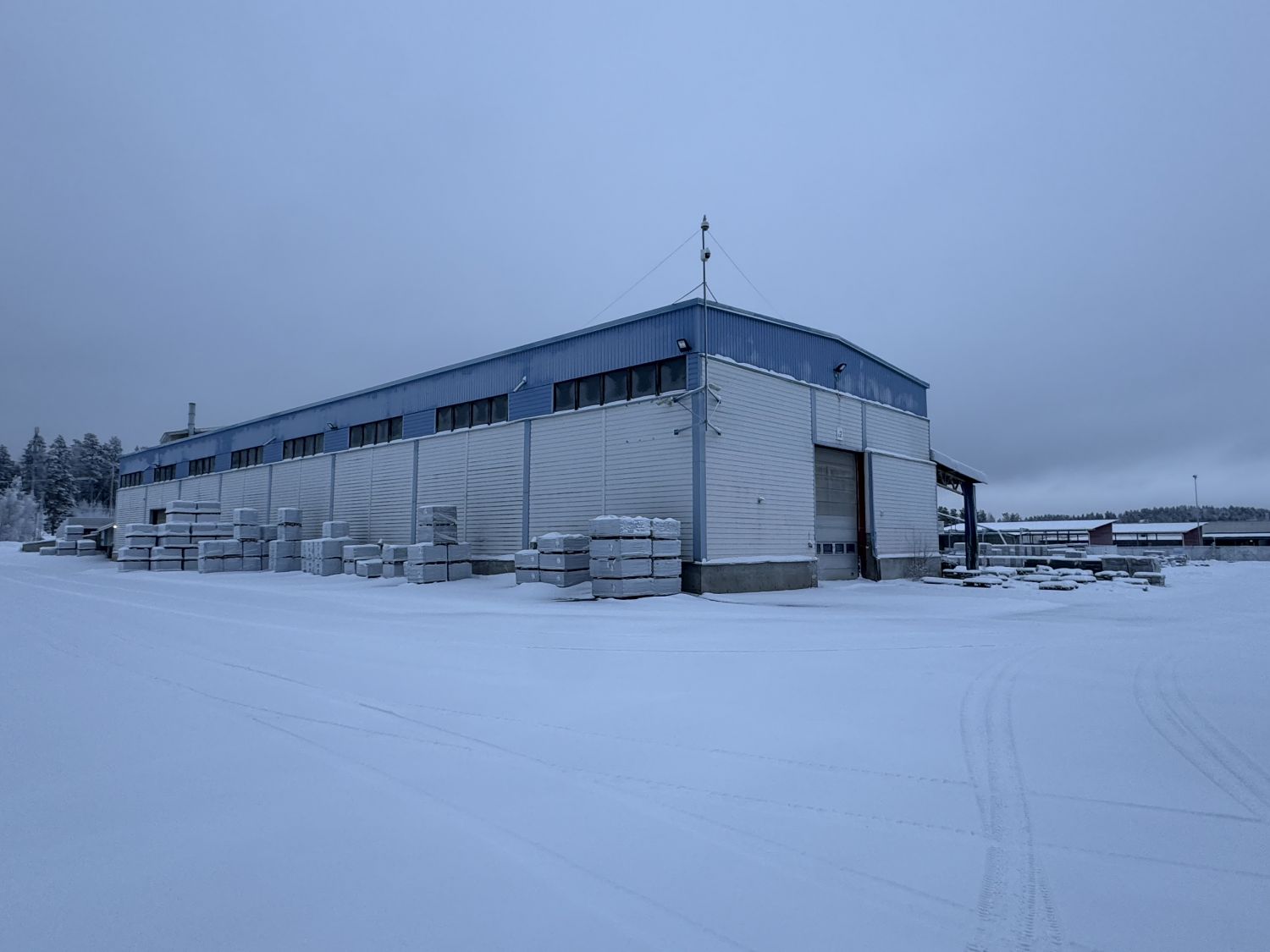 Heti vapaat toimitilat sijaitsevat arvostetulla yritysalueella Jyväskylän Seppälänkankaalla. Sijainti keskustan tuntumassa tarjoaa hyvät lähipalvelut ja liikenneyhteydet. Tilat soveltuvat sekä raskaan teollisuuden että logistiikkatoiminnan tarpeisiin.  