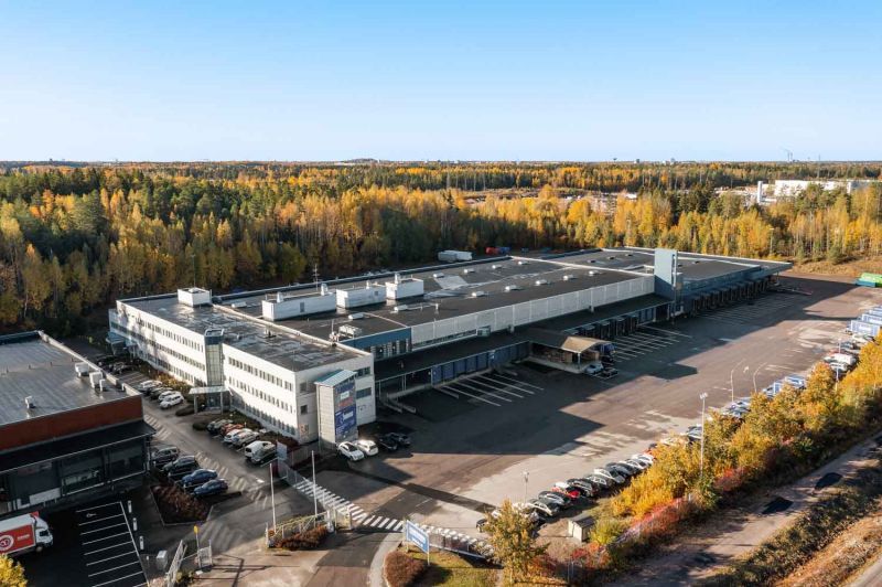 Vuokrattavana 3. kerroksen siistiä avotoimistotilaa. Tilaan kuuluu oma neuvotteluhuone.