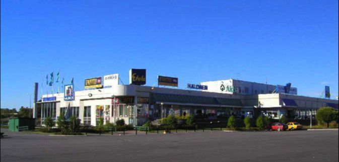 Viilarinkadulla, Länsikeskuksen vilkkaassa liikekeskuksessa, on nyt VUOKRATTAVANA valoisa liiketila, joka tarjoaa erinomaiset puitteet monenlaisille kaupallisille toiminnoille. Tämä 1215 neliömetrin tila sijaitsee katutasossa, mikä tekee siitä helposti saavutettavan asiakkaille ja yhteistyökumppanei...