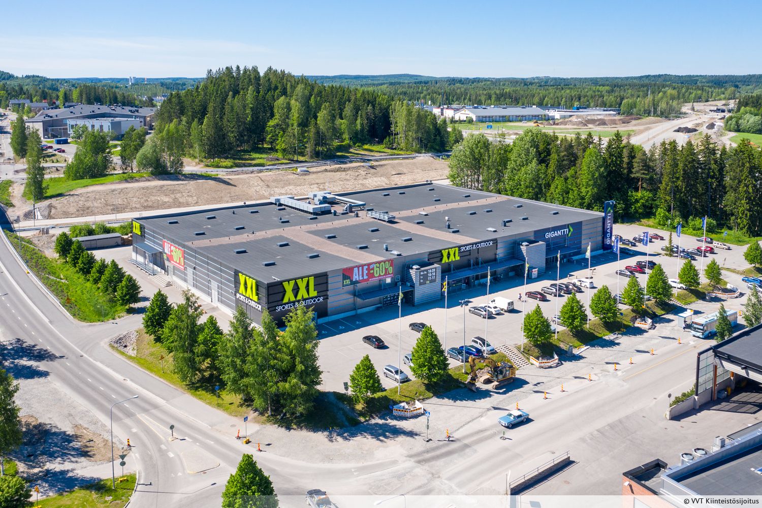 Lahden alueen parhaalla kauppapaikalla vuokrattavana ensimm&auml;isen kerroksen 110 m&sup2; varastotila Prisman, XXL:n, Lager157:n ja Dogmanin naapurissa. Tilaan oma sis&auml;&auml;nk&auml;ynti k&auml;yt&auml;v&auml;n kautta. Kiinteist&ouml; on Breeam Very Good -ymp&auml;rist&ouml;sertifioitu. Ota y...