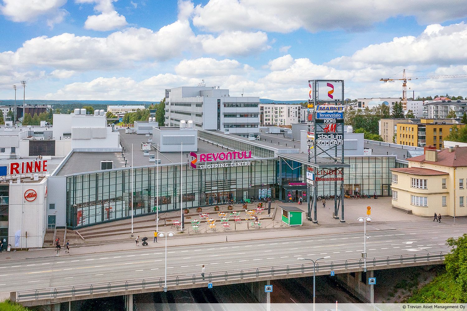 Vuokrataan Kauppakeskus Revontulen 3. kerroksessa sijaitseva 65,5 m&sup2; toimistotila. Tilassa kaksi huonetta, keitti&ouml; ja wc. Revontuli sijaitsee Rovaniemen keskustassa, valtatie E4:n yll&auml;. Ota yhteytt&auml; ja kysy lis&auml;tietoja kohteesta! Tutustu Revontulen esitteeseen