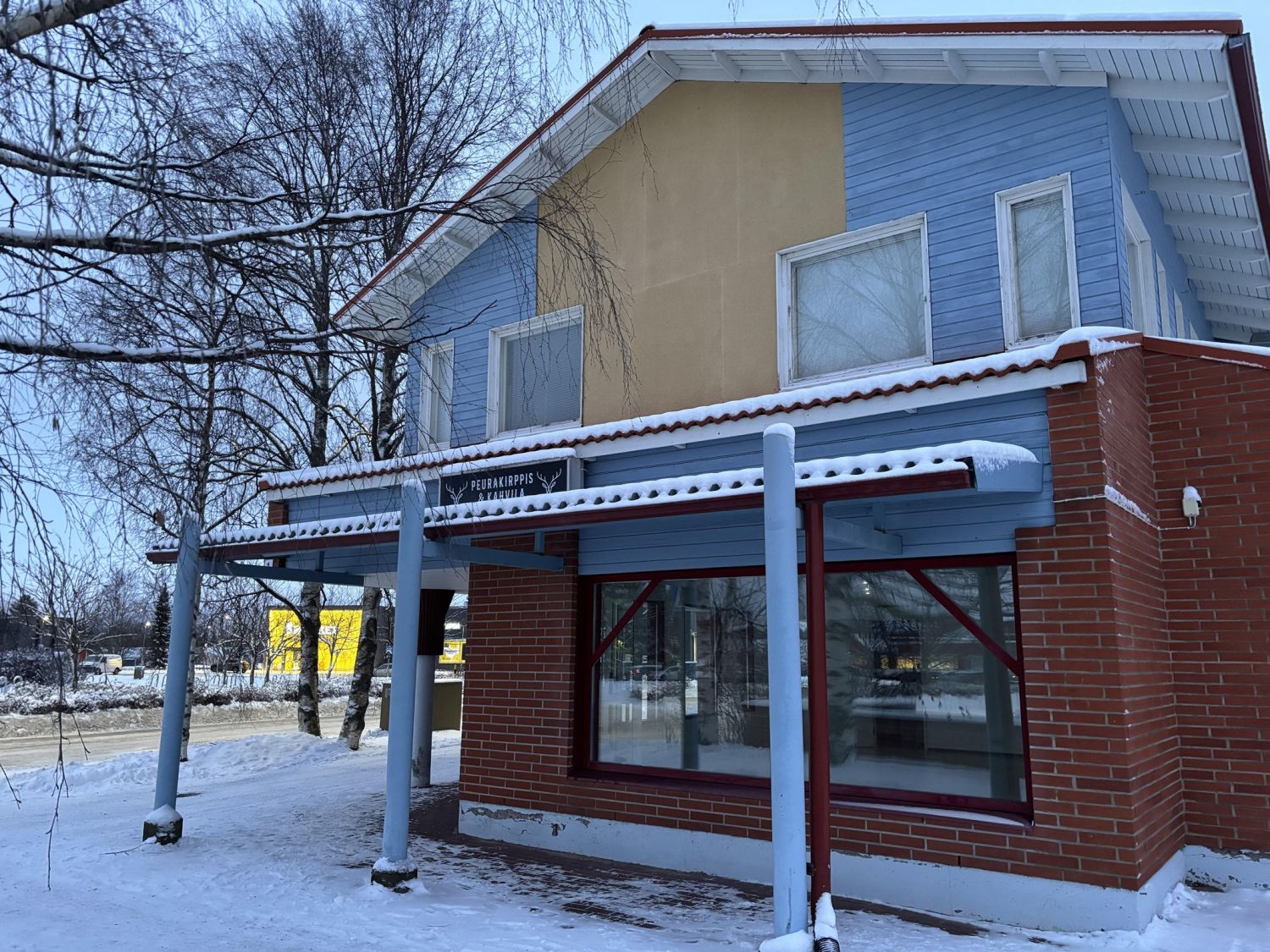 Oulunsalon S-marketin läheisyydestä katutason liiketila. Tila sijaitsee talon päädyssä, ikkunoita kolmeen suuntaan.  Liiketila koostuu avotilasta, keittiötilasta, wc:stä ja takatilasta. Tilaan on kaksi sisäänkäyntiä.Heti vapaa uudelle käyttäjälle! Esittelyt ja lisätietoa Julia Hoikkala 050 411 8...