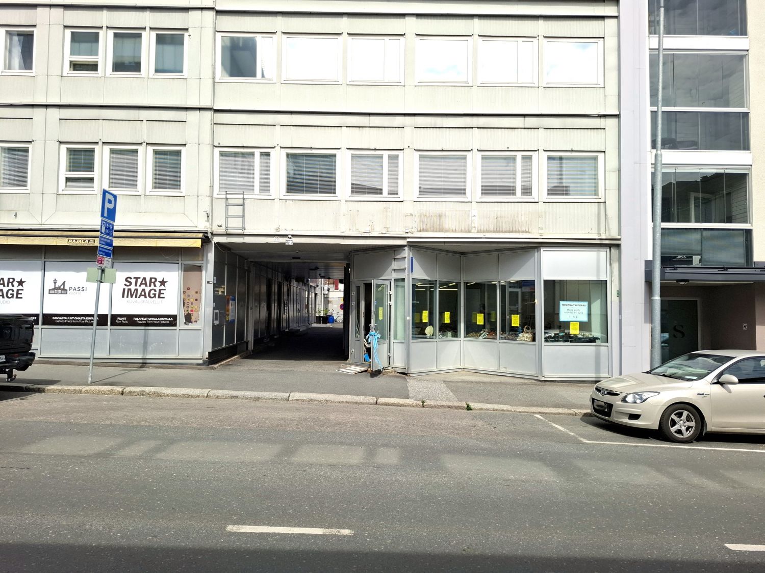 Vuokrattavana erinomainen katutason liiketila Kuopion keskustassa, vilkkaalla ja näkyvällä paikalla Tullinportinkatu 29:ssa. Tila on toiminut pitkään R-kioskina ja soveltuu erinomaisesti mm. kioskitoimintaan, vähittäiskauppaan, palveluliiketoimintaan tai muuhun asiakasvirtaa vaativaan käyttöön. Suur...