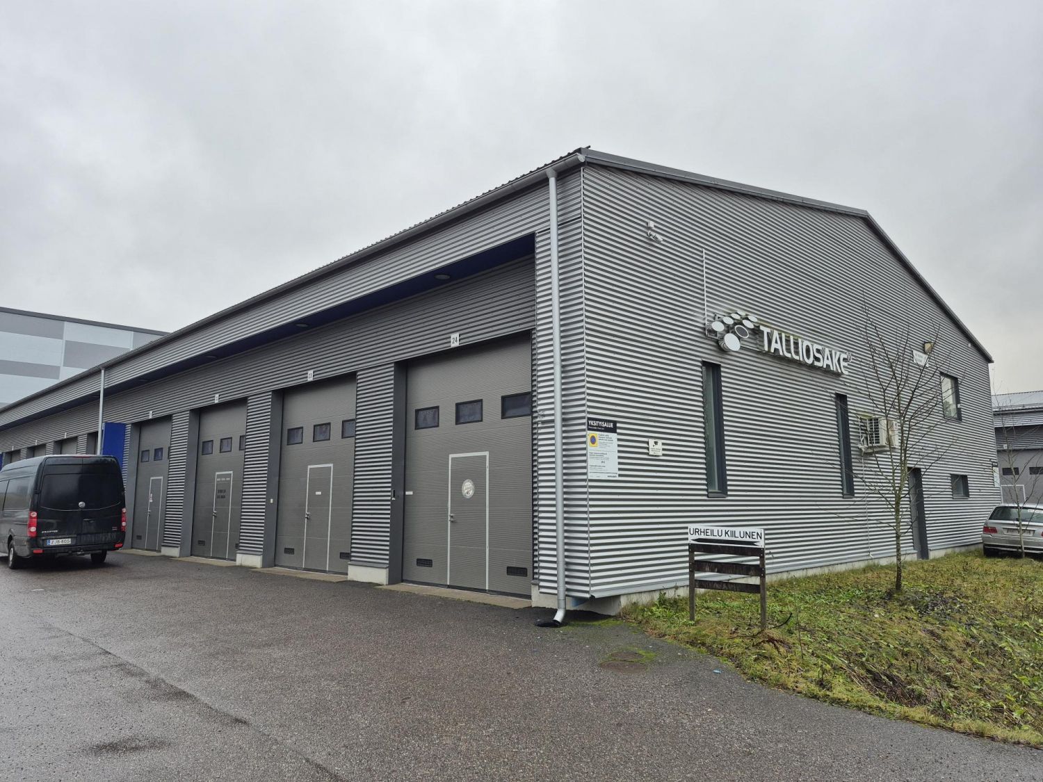 Tiilitehtaankadulla Ali-Keravalla siisti hallitila. Hallissa 53,4m2 varasto/työtila ja 25,7m2 parvi. Moottoroitu nosto-ovi 3,45 * 3,8m. Vapaakorkeus 5m ja parvella 2,4m. Tilasta löytyy voimavirta, öljynerotuskaivo ja varaus vessalle ja vesipisteelle. LisätiedotSampo Ylikulju 040 354 1771 t...