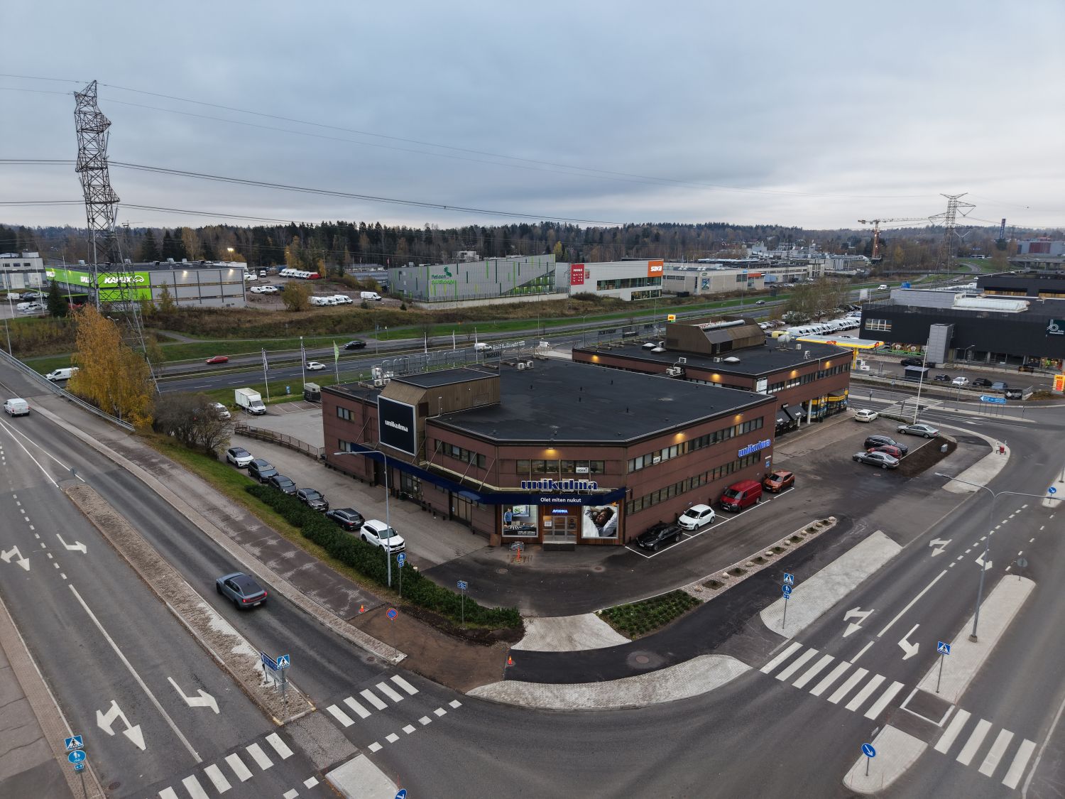 Huippupaikalla Petikossa toimistotilaa, tilassa 6 erillistä huonetta, aula, keittokomero ja 2*wc. Talon katolla mainoksen paikka näkyvälle paikalla kehä3  suuntaan.Pihasta mahdollisuus vuokrata autopaikkoja. Kiinteistön edessä asiakaspaikkoja. Kysy lisää! sampo.ylikulju@kiinteistotahkola.fi ...