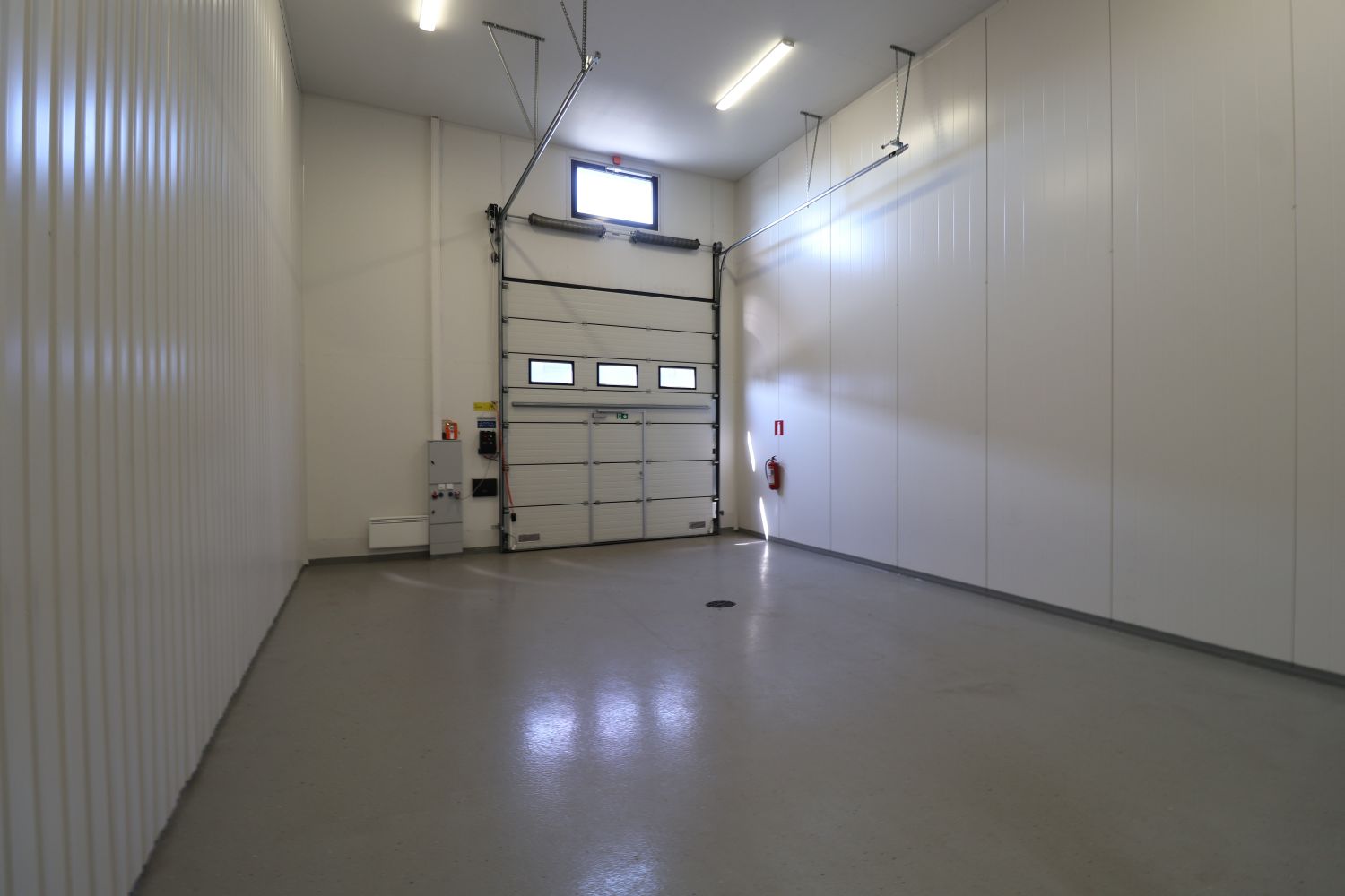 Tikkurilassa siisti halli + toimisto yhdistelmä. Halli noin 90m2 + toimisto/keittiö kahdessa tasossa yhteensä 60m2. Tallille kuuluu 3 autopaikkaa. Mahdollisuus vuokrata lisää parkkipaikkoja kiinteistöltä. Lisäksi yhtiössä on 2-4h vieraspaikkoja. Talli + toimisto lämpiää kustannustehokkaast...