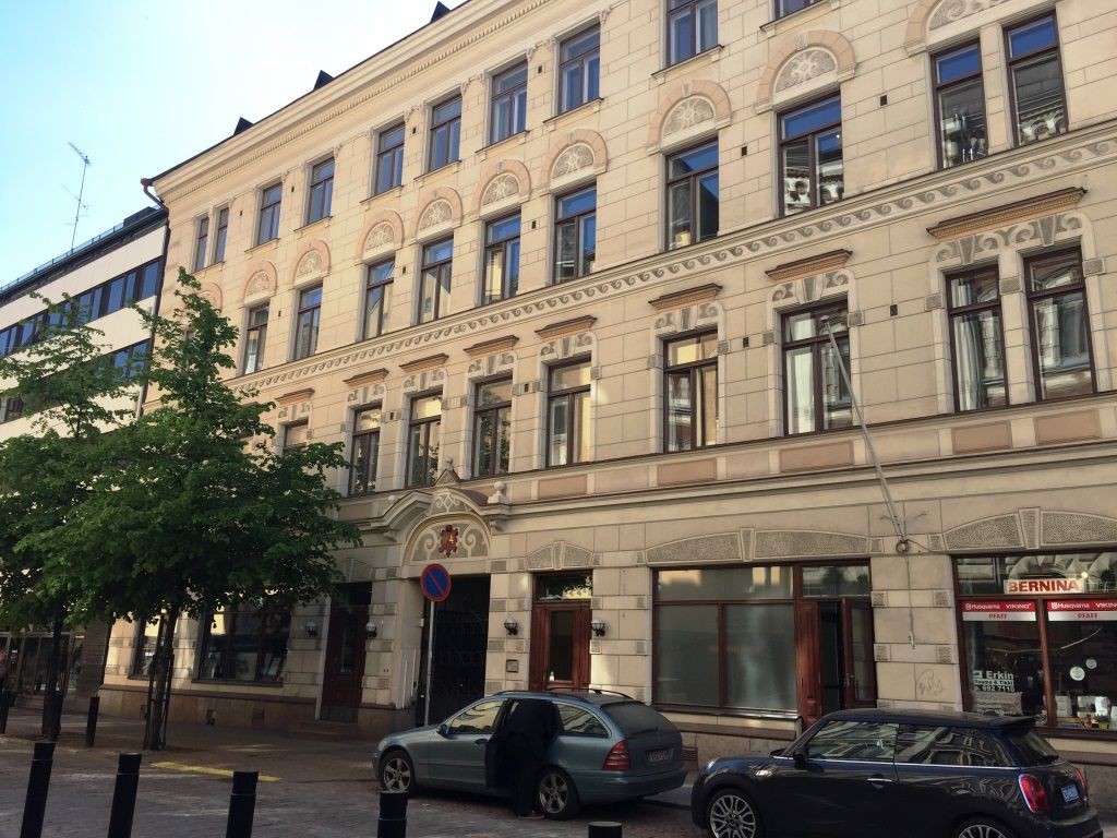 Vuokrattavana katutason 121 m² kokoinen kahvila- tai baaritila erinomaisella sijainnilla. Tilassa on enintään noin 55 asiakaspaikkaa, ja pihalle on mahdollista toteuttaa noin 15-paikkainen terassi. Tila on täysin valmiiksi varusteltu ja koneellistettu kahvila- tai baarikäyttöön. Tilassa ei ole valmi...