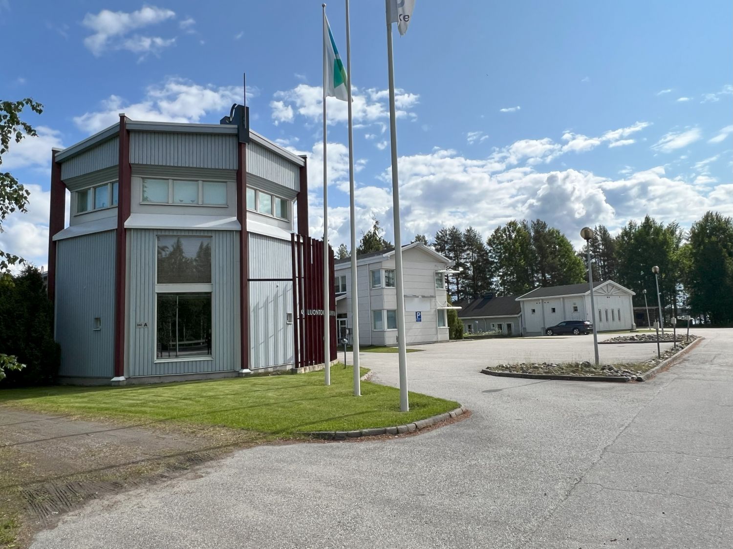 Luontokeskus, taustalla tutkimuskeskus ja majoitusrakennus