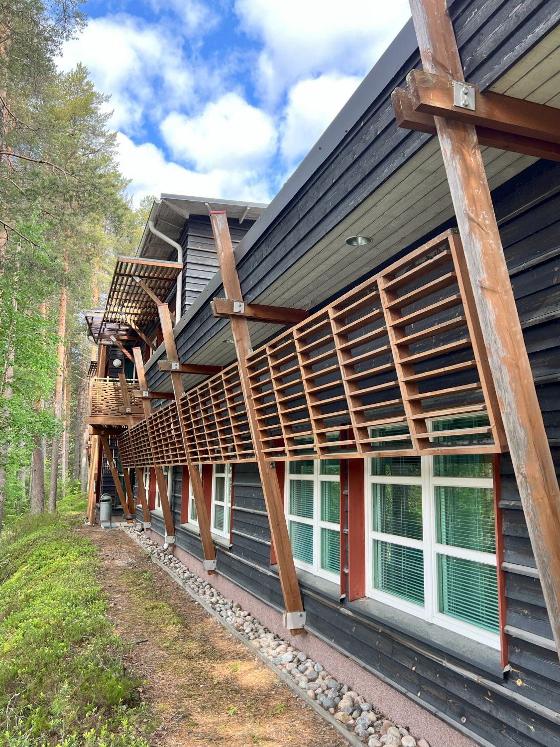 Toimistorakennus julkisivua lammen puolelle