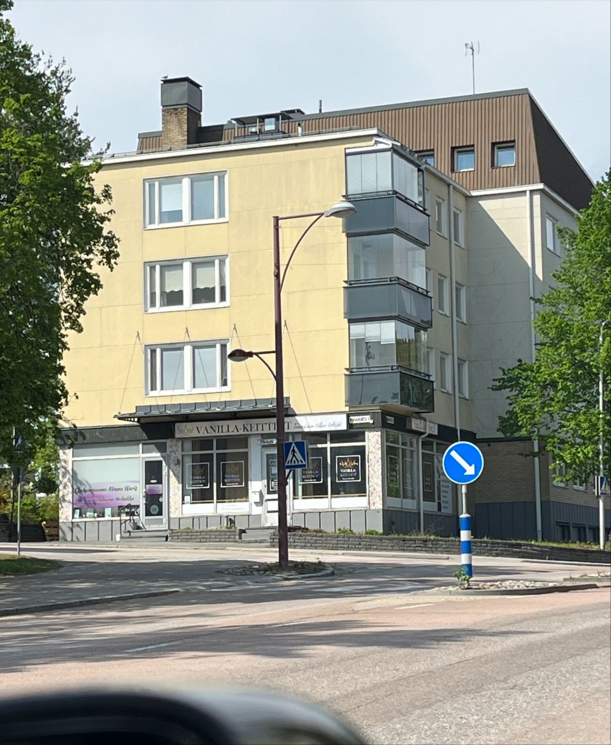 Edullisesti näkyvältä paikalta 120 m2 katutason liiketila, josta 2/3 vuokrattu. Tila on hyväkuntoinen ja koostuu kolmesta osiosta, joten sopii hyvin myös jaettavaksi. Pyydä lisätiedot ja sovi esittely. !