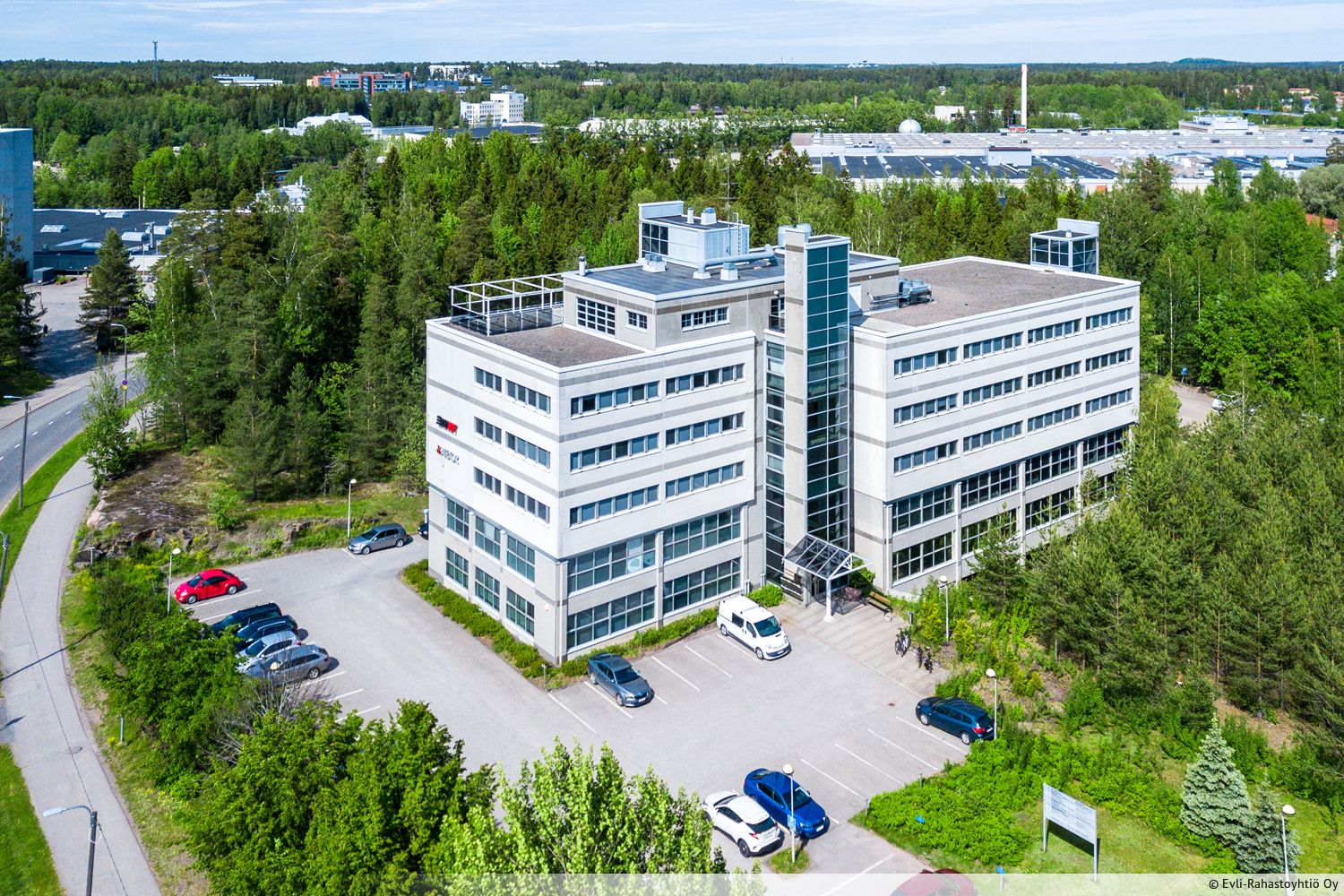 Vuokrattavana kompakti toimistohuone kiinteist&ouml;n toisesta kerroksesta Espoon Kutojantielt&auml;. Kerroksiin on tava...