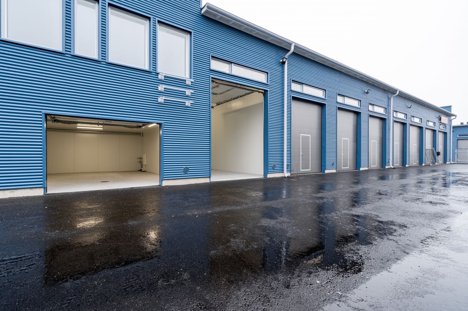 Kohde valmistunut 2022. 
Varastotallien sisäkorkeus on 2,4 metriä. Halleissa nosto-oven korkeus on 2,1 metriä ja leveys ...