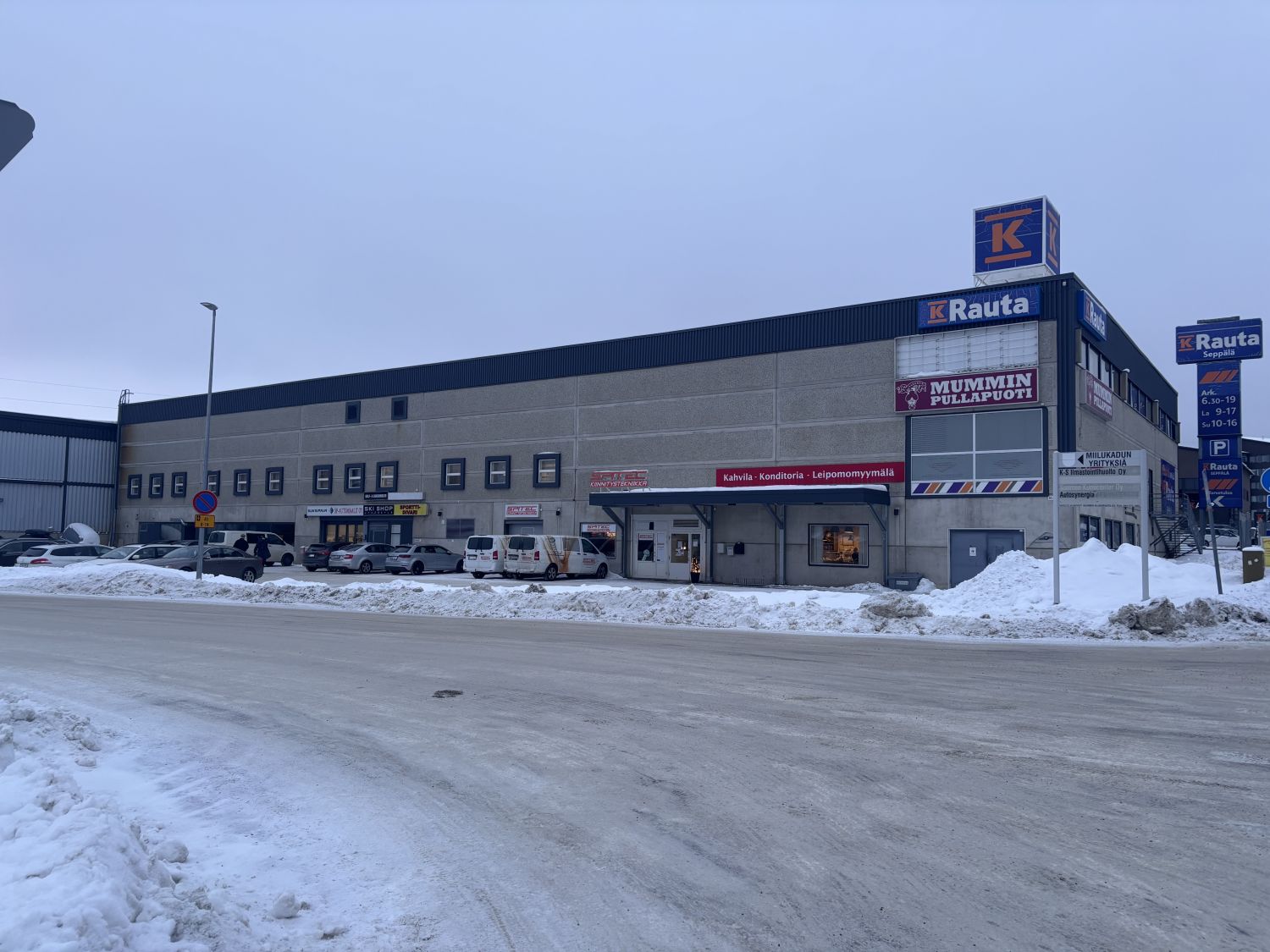 Vuokrataan loistavalta paikalta Ahjokadulta n. 190 m2 liike - / varastotilaa. Tilan kokoonpanoon kuuluu isompi liiketila + tauko / neuvotteluhuone. Tila sijaitsee kiinteistön pohjakerroksessa.Tila on aiemmin ollut lemmikkiliikkeen käytössä. Samassa kiinteistössä sijaitsee mm. K-Rauta Seppälä. Sepp...