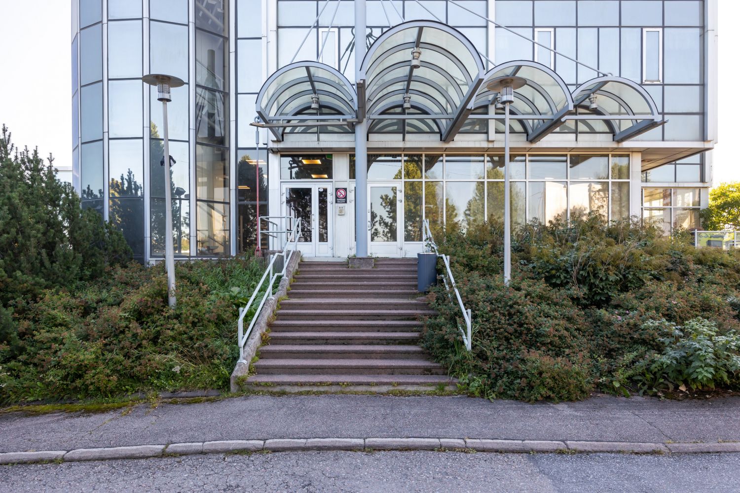 Sisäänkäynti katutaso