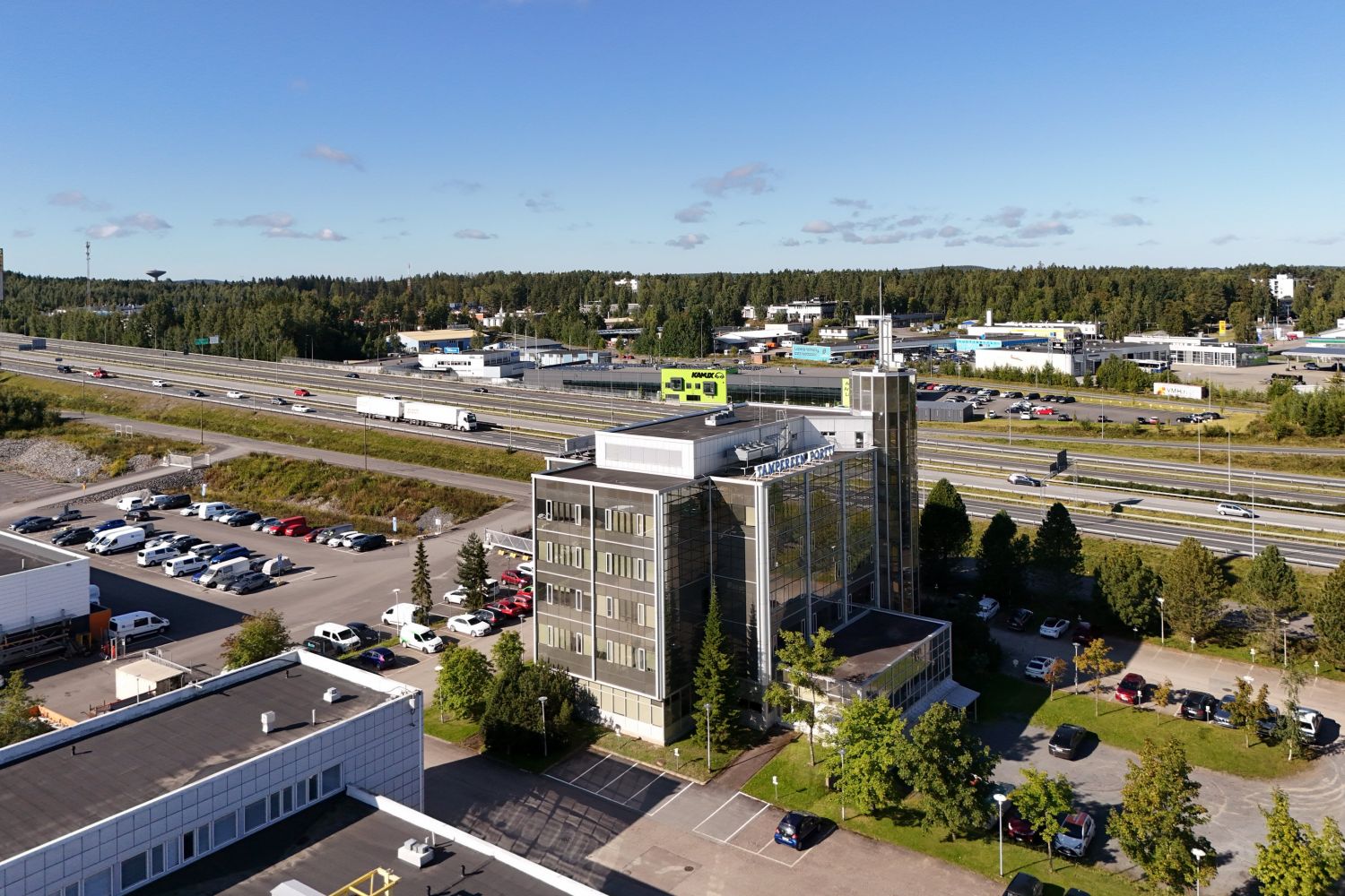 Kiinteistö takaa + valtatie