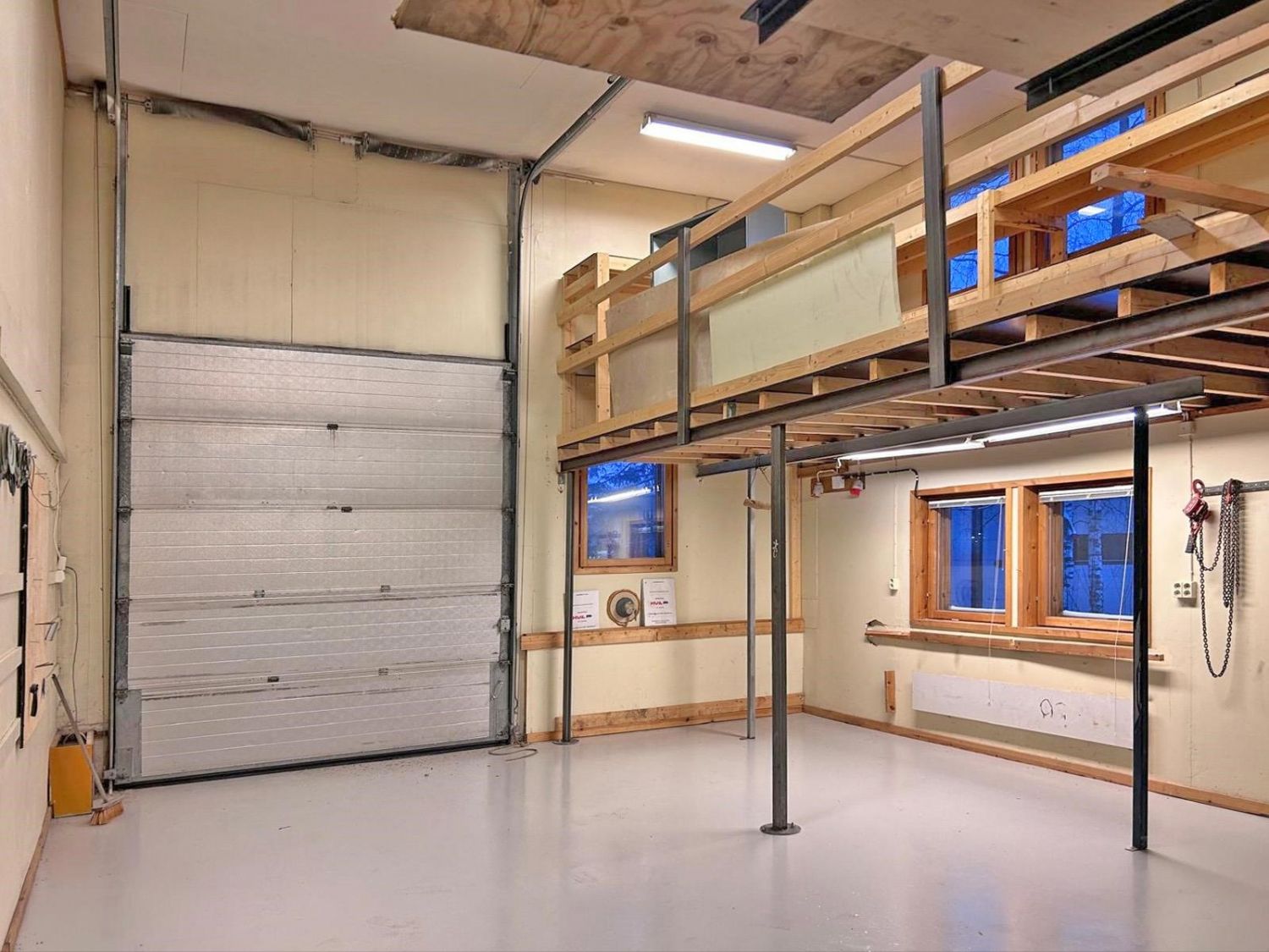 75 m2 siistikuntoinen varastotila vapaana hyvällä paikalla Palokan Heinämäessä. Hallin vapaa korkeus on n. 4,5 m. Nosto-ovi 3m x 2,5m. Hallitilassa on tällä hetkellä parvi, joka on mahdollista purkaa pois, mikäli uudella vuokralaisella ei ole sille tarvetta. Sähkölämmitys patterein, koneellinen pois...