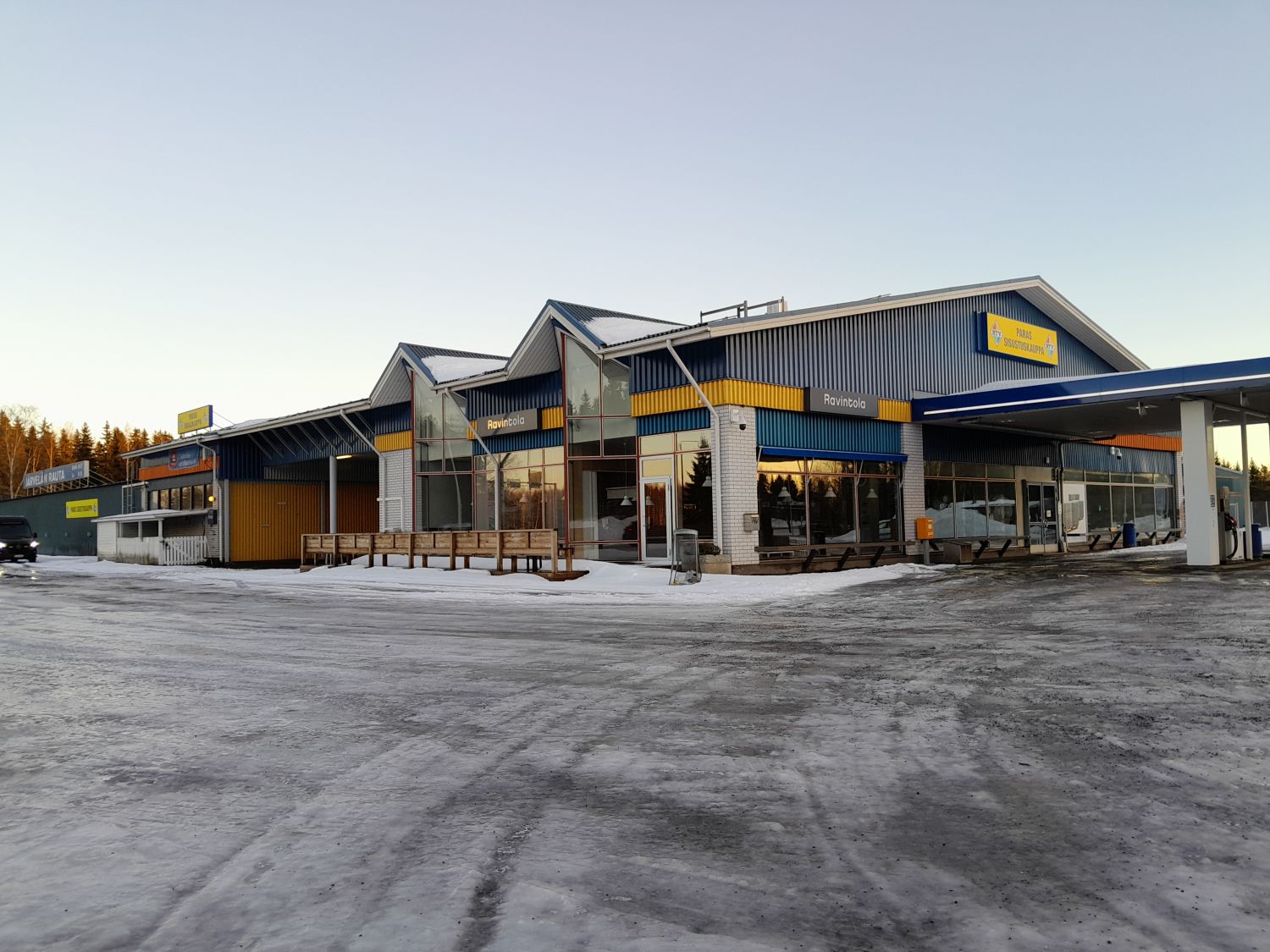 Myydään Järvelässä sijaitse liike-/ravinto-/varastorakennus