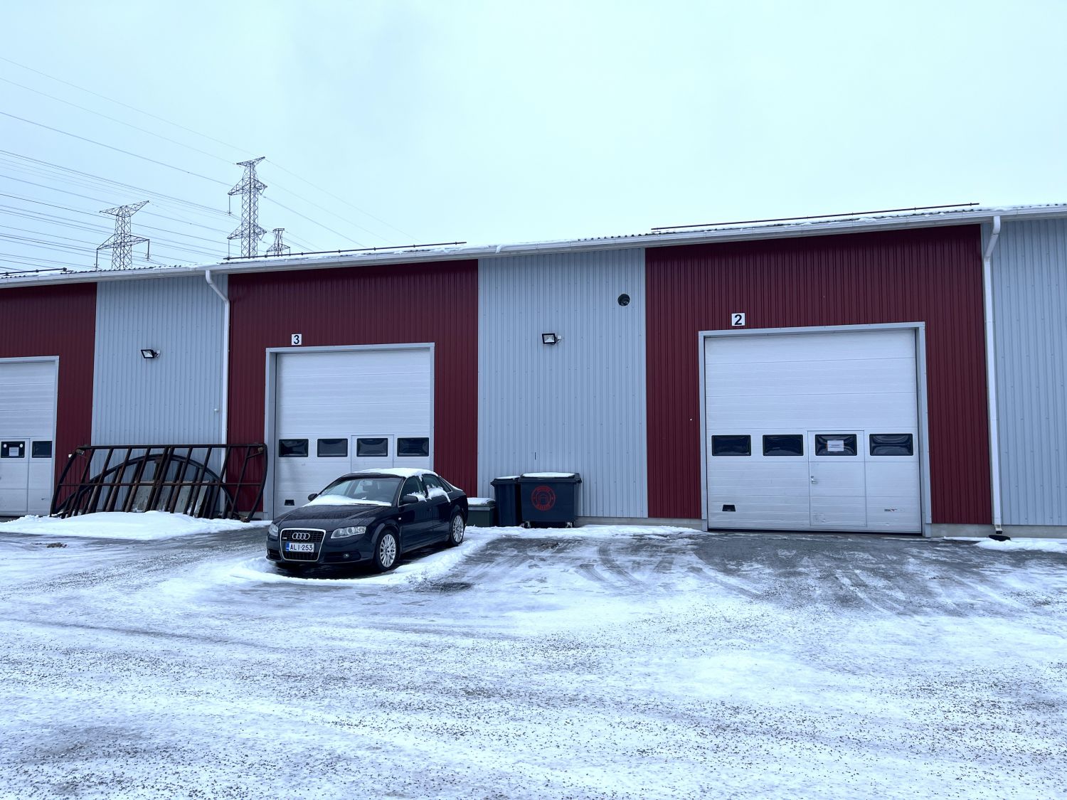 Vuokrataan hyvä hallilohko (tila nro 3) Kallion teollisuusalueelta. Hallissa on lattialämmitys ja öljynerotuskaivo. Tilassa on myös wc. Piha on asfaltoitu.Vuokralaisella on lisäksi mahdollisuus neuvotella samassa kiinteistössä olevan toimistotilan vuokraamisesta.