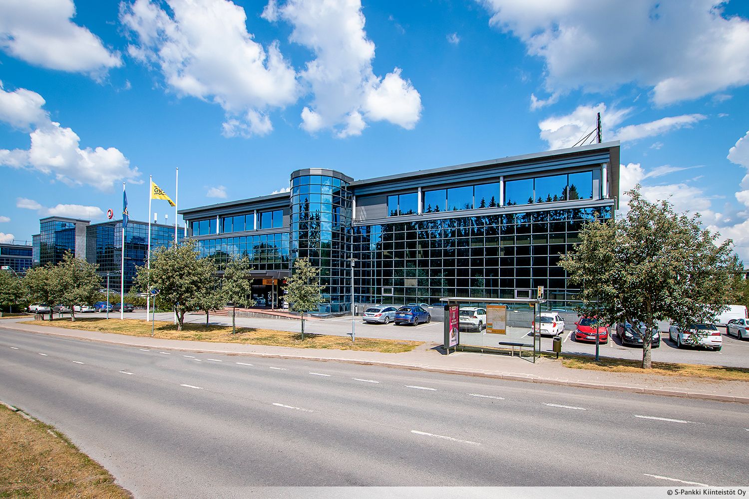 Vuokrataan aiemmin neuvotteluhuoneena toiminut toimitila Turun High Tech Centeristä. Tilan välittömässä yhteydessä on yhteiskäyttöinen keittiö sekä wc-tilat. Tila soveltuu myös toimistokäyttöön, mutta tilassa ei ulkoikkunoita. 
